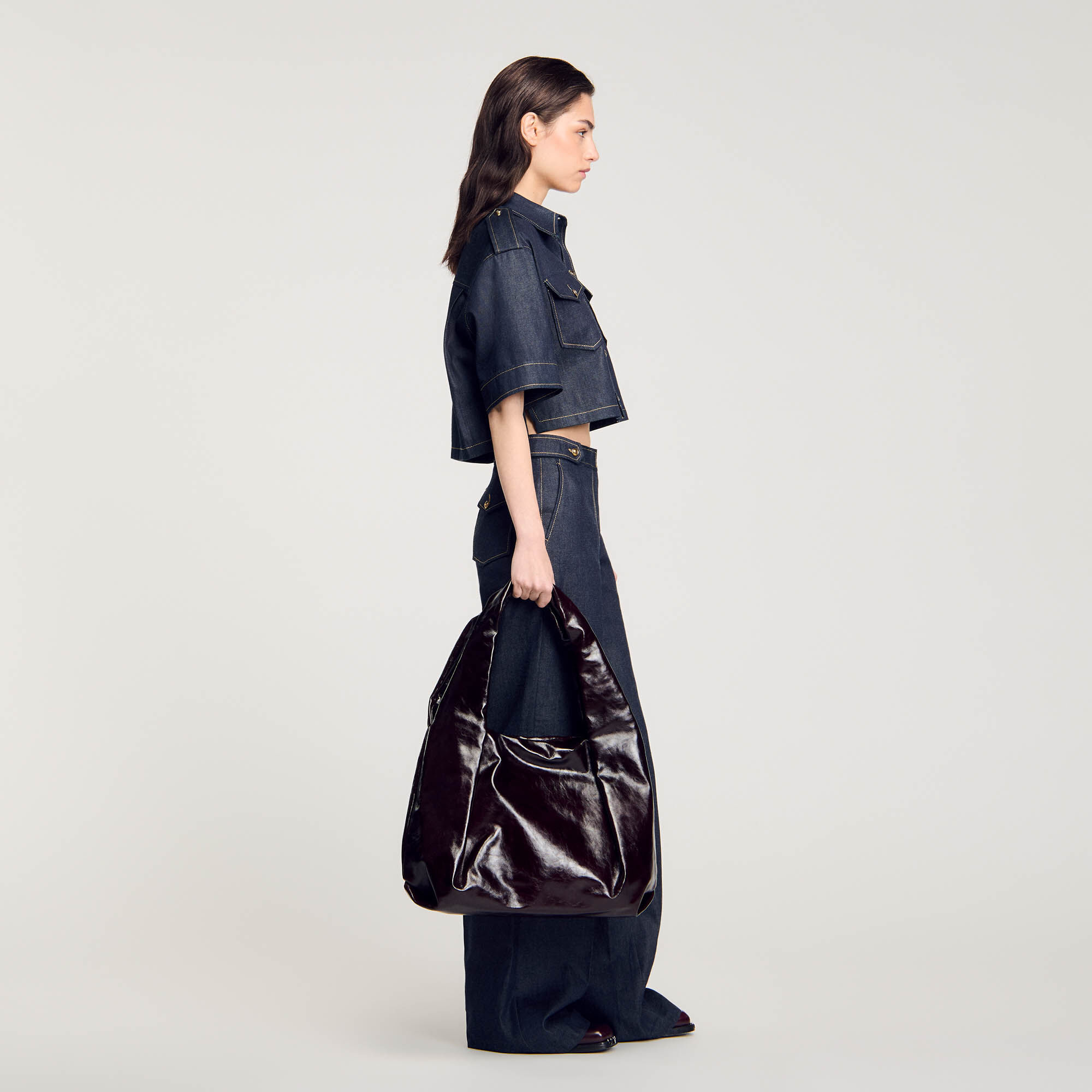 GroBe Tasche aus glanzendem Leder
