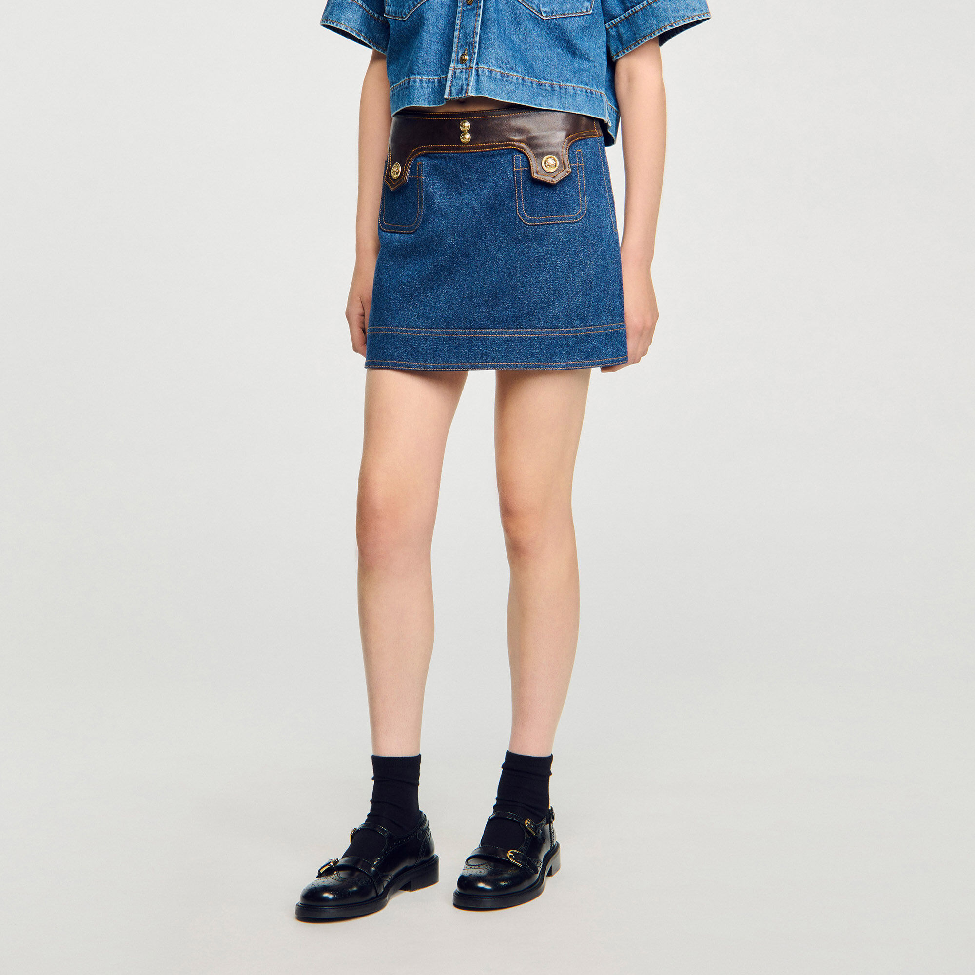 Kurzer Rock aus Denim und Leder