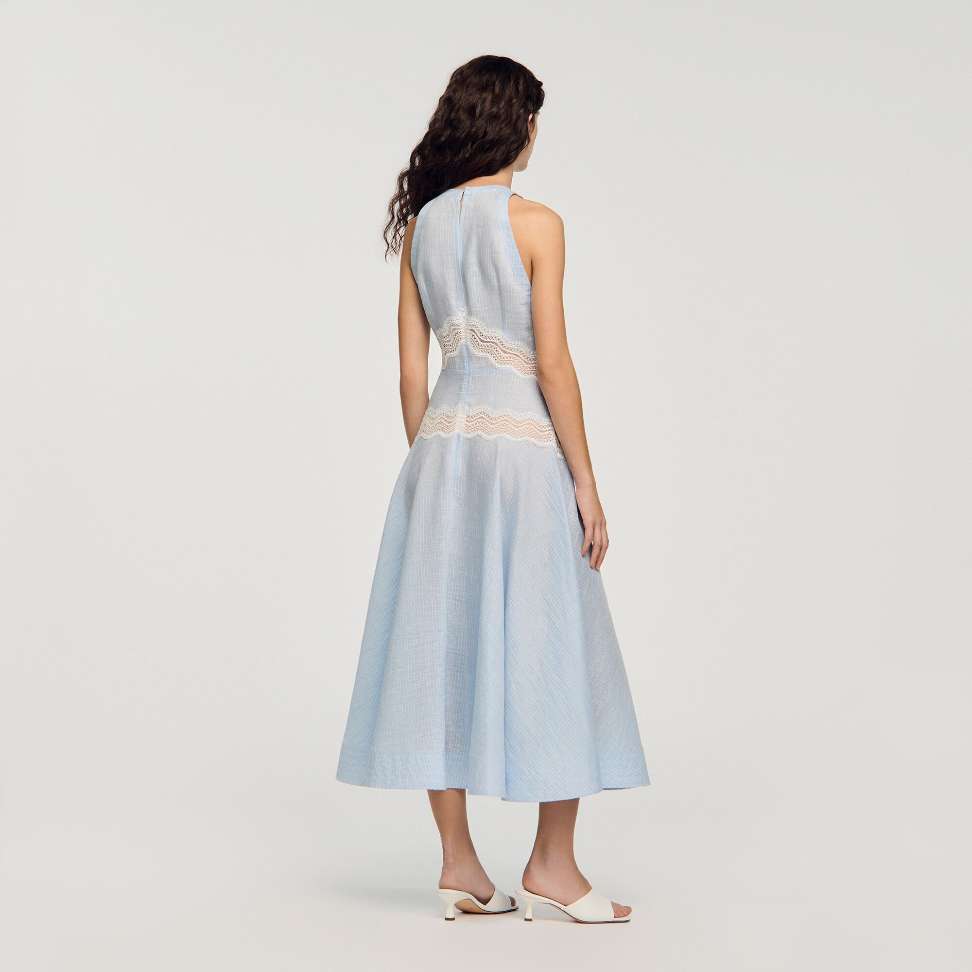 Langes Kleid mit Spitzendetails