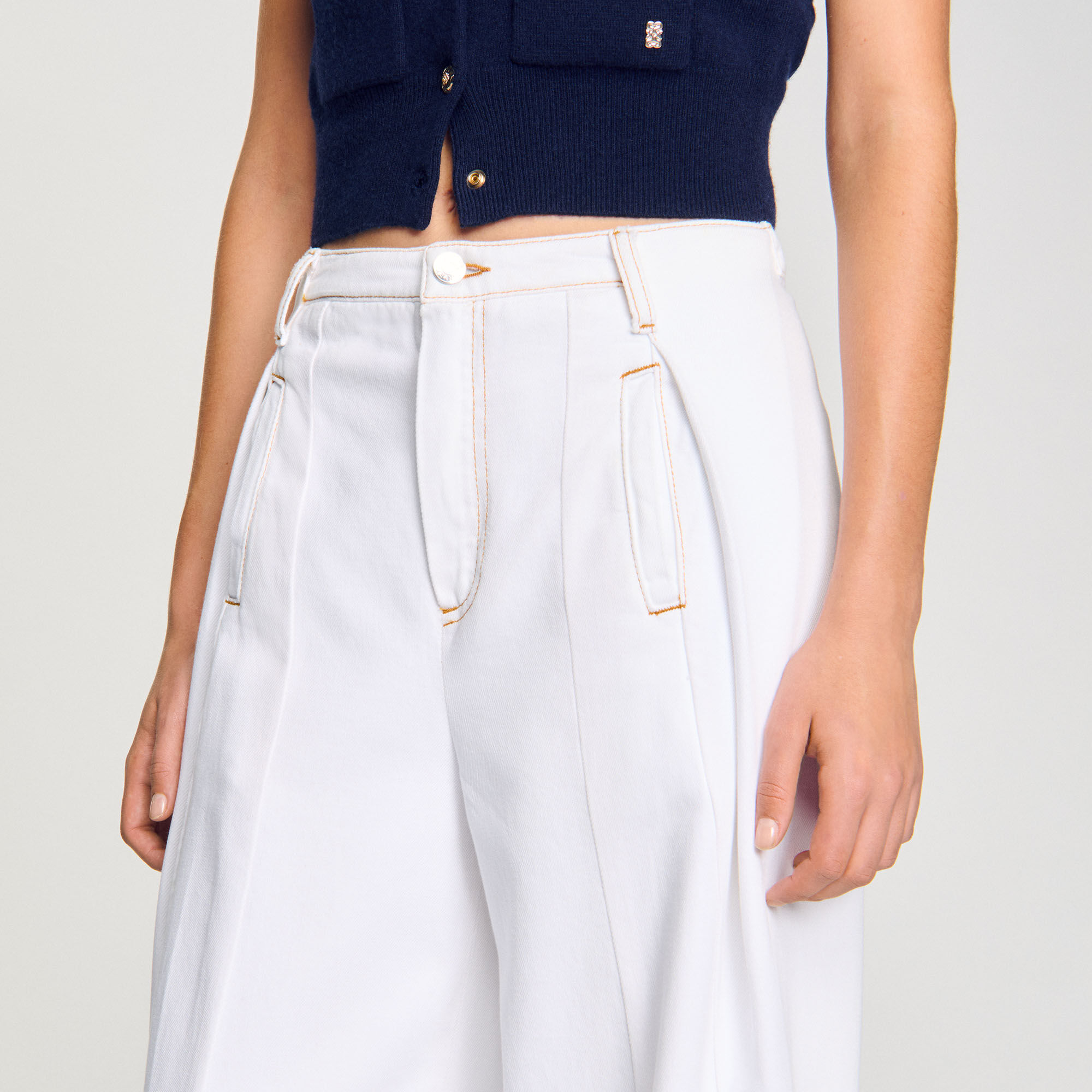 Weite Jeans mit Ziernähten