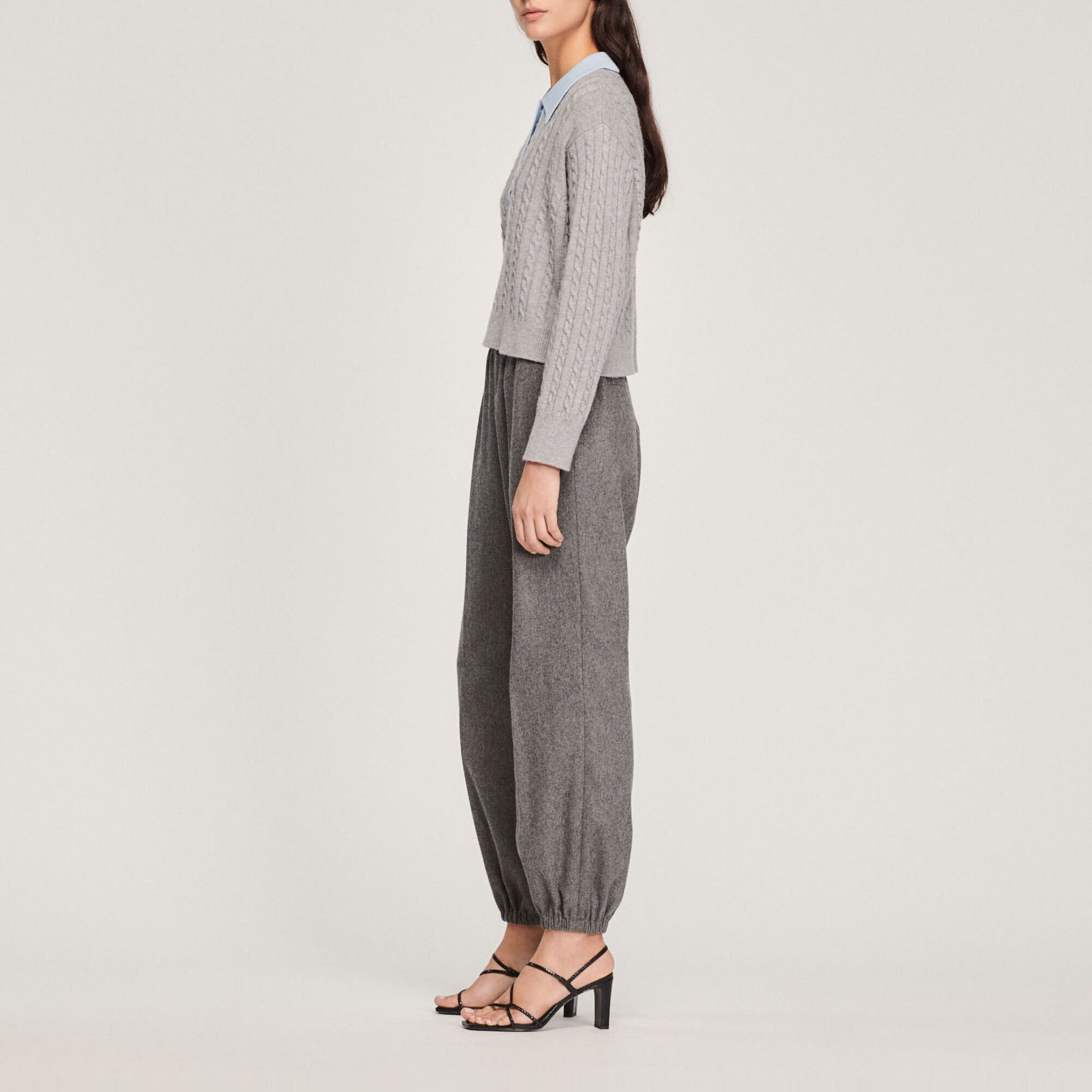 Kurzer Strickpullover mit Zopfmuster