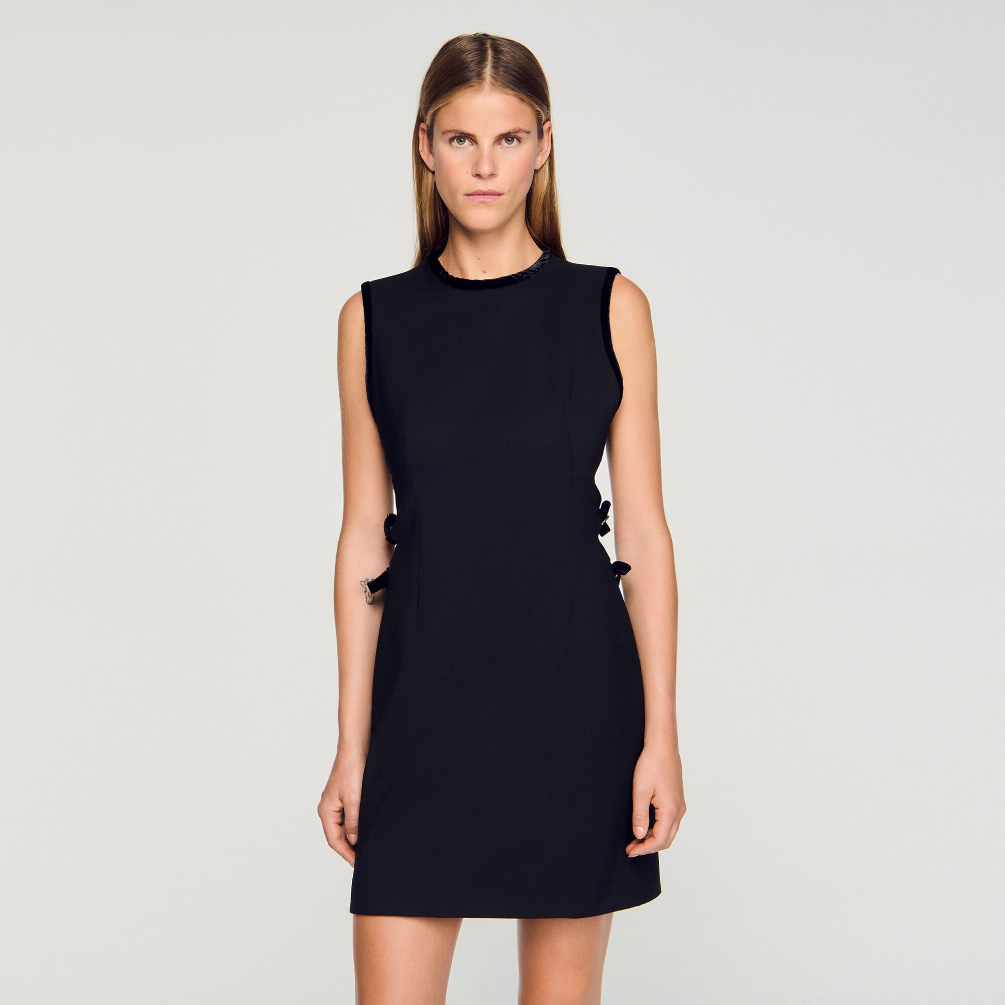 Kurzes Kleid mit Cut-Outs