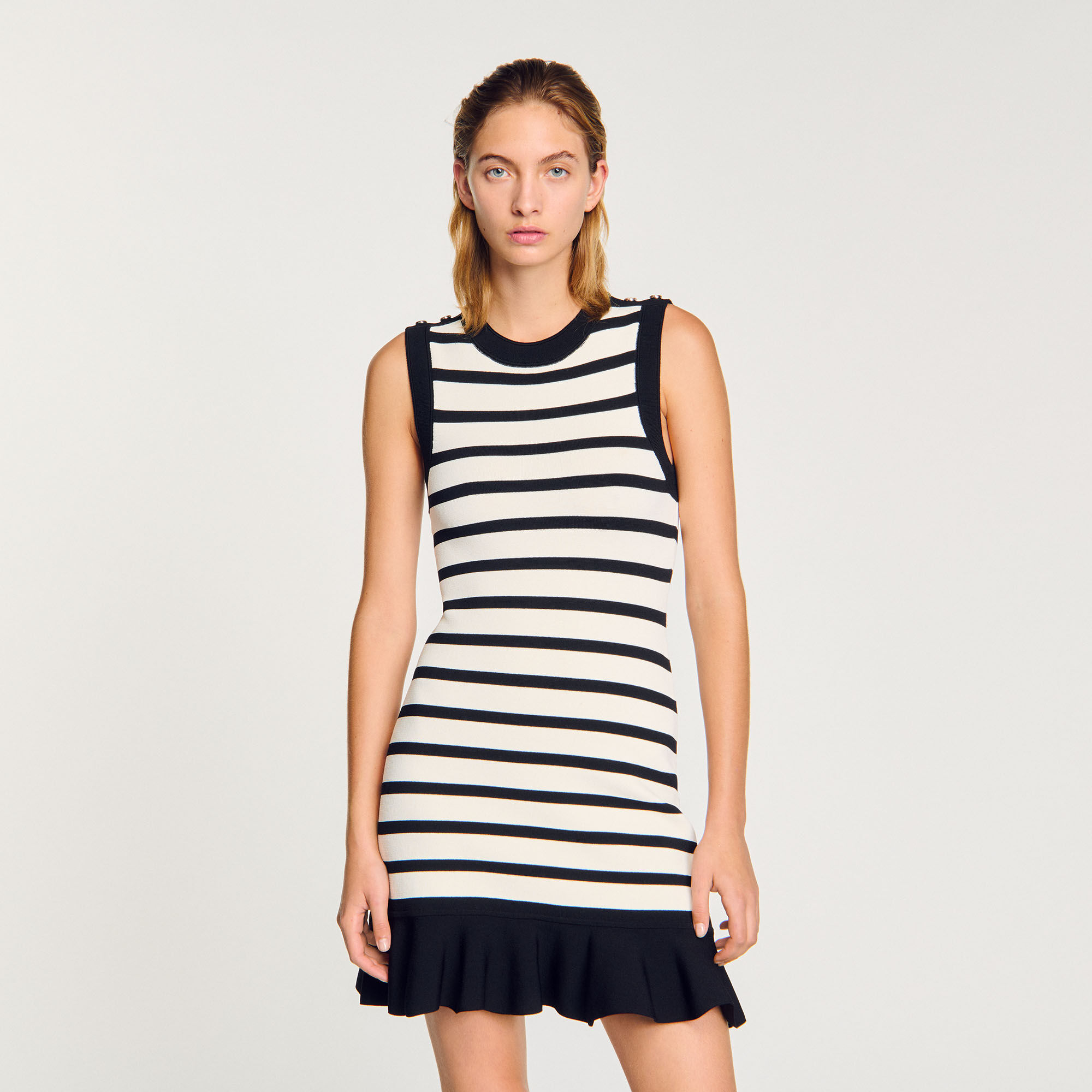 Kurzes Strickkleid mit Streifen