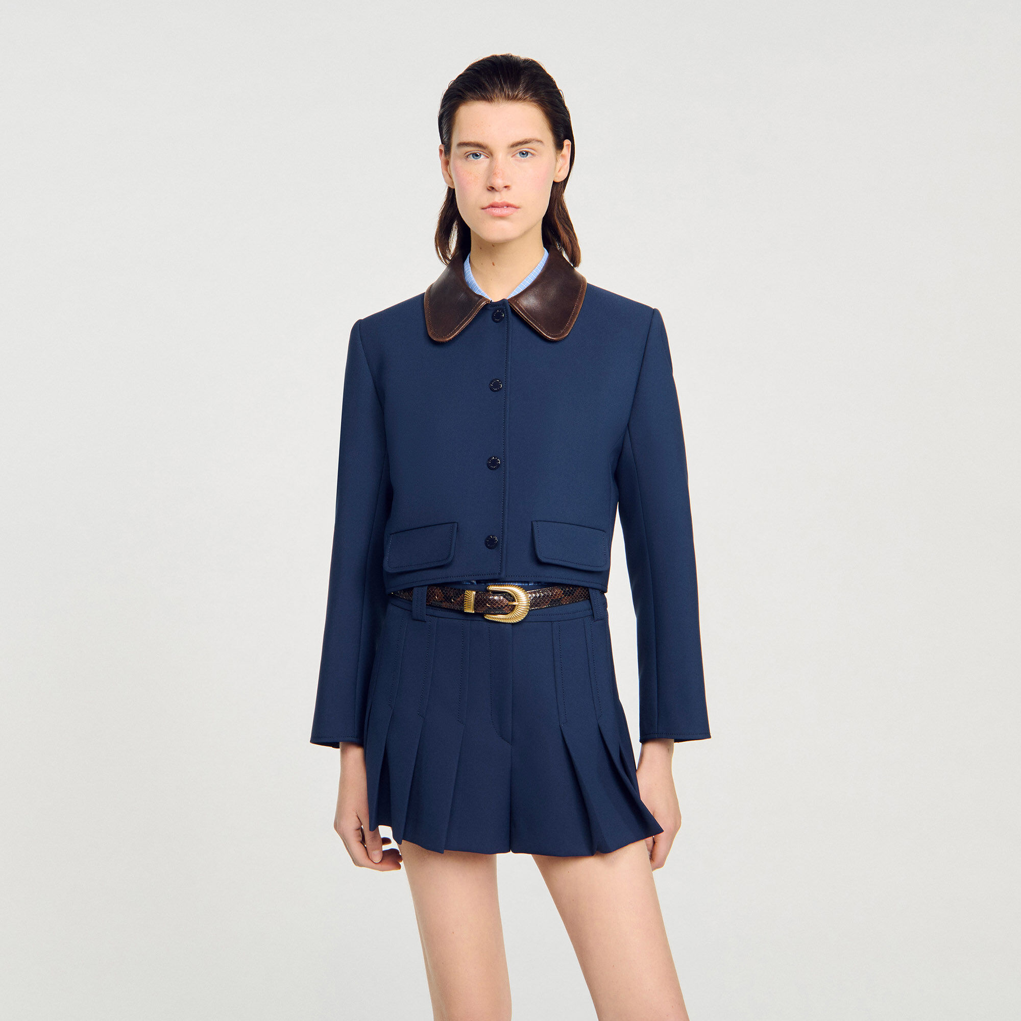 Kurze Jacke mit Lederkragen