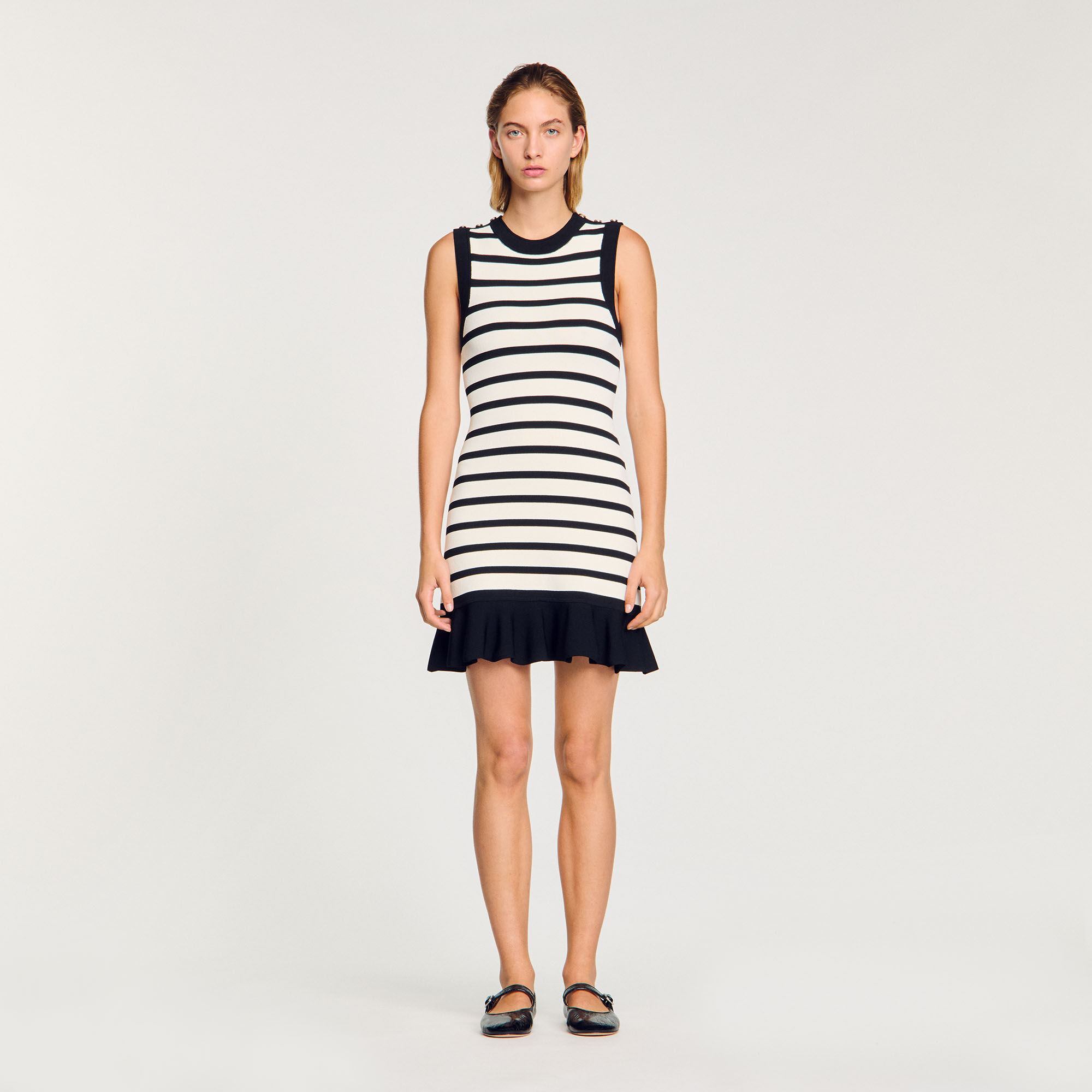 Kurzes Strickkleid mit Streifen