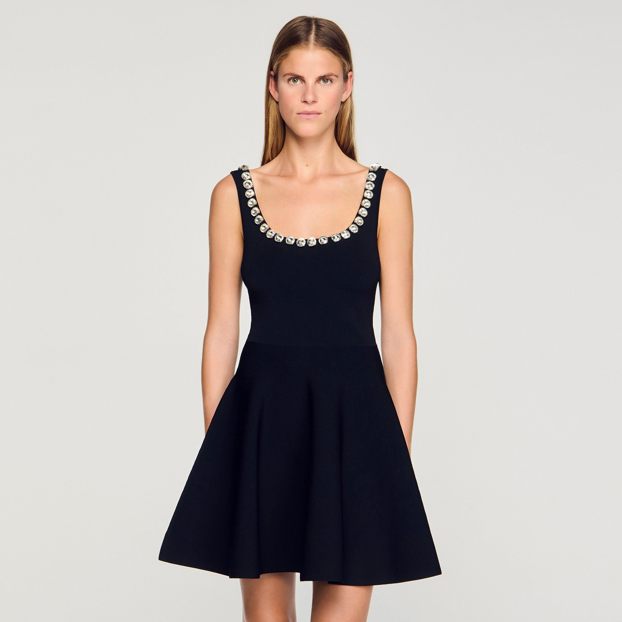 Kurzes Kleid mit Strasskragen