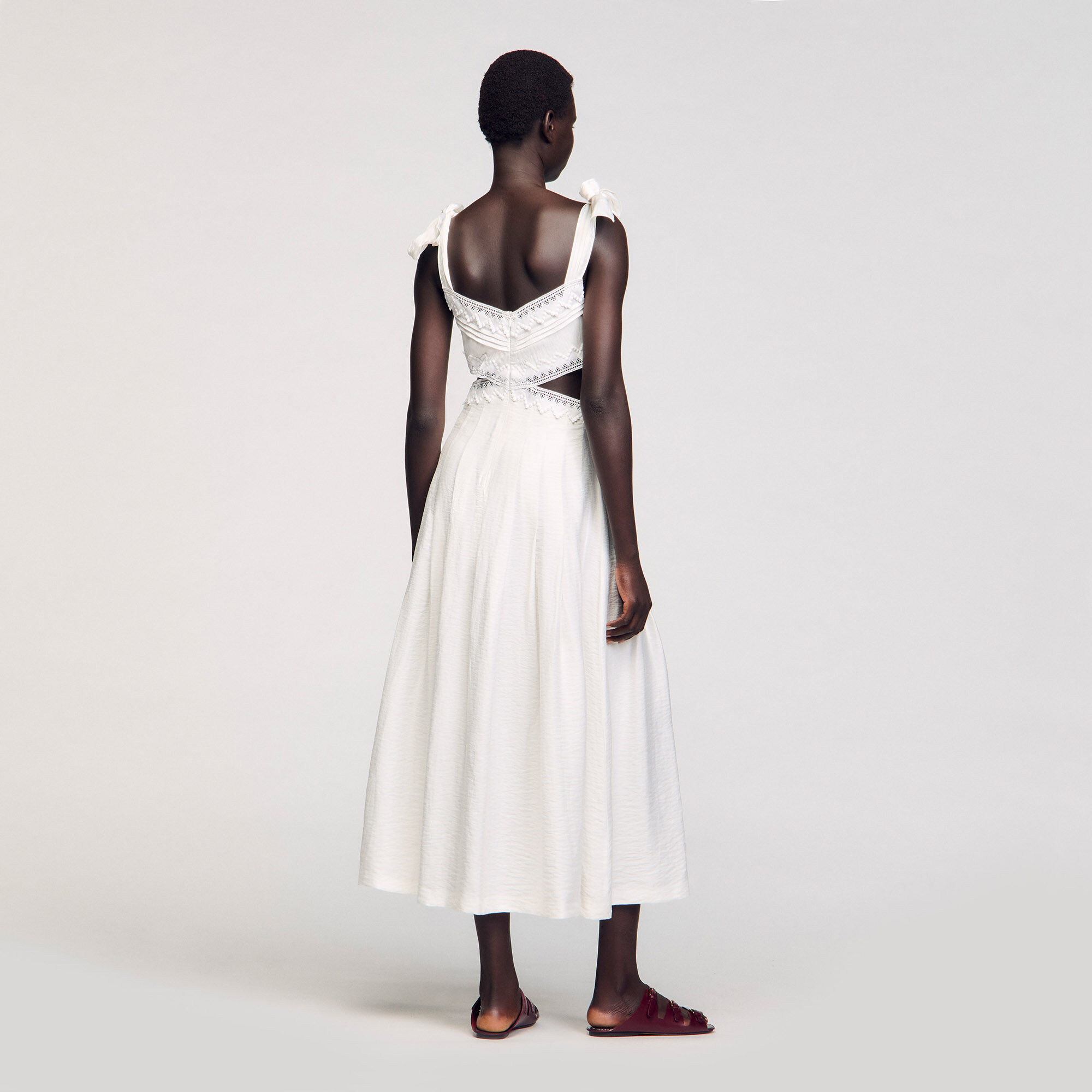 Langes Kleid mit Spitzenbesatz