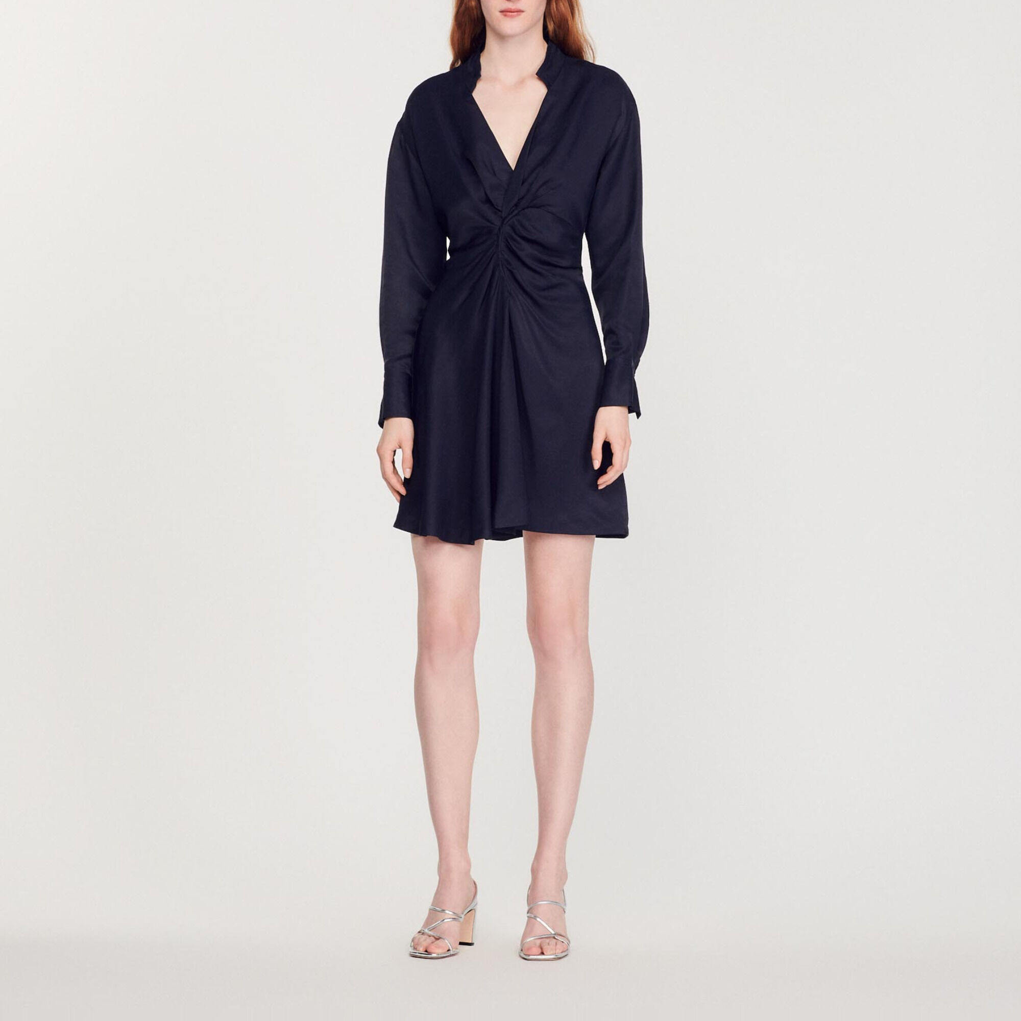Kurzes Kleid mit langen Ärmeln