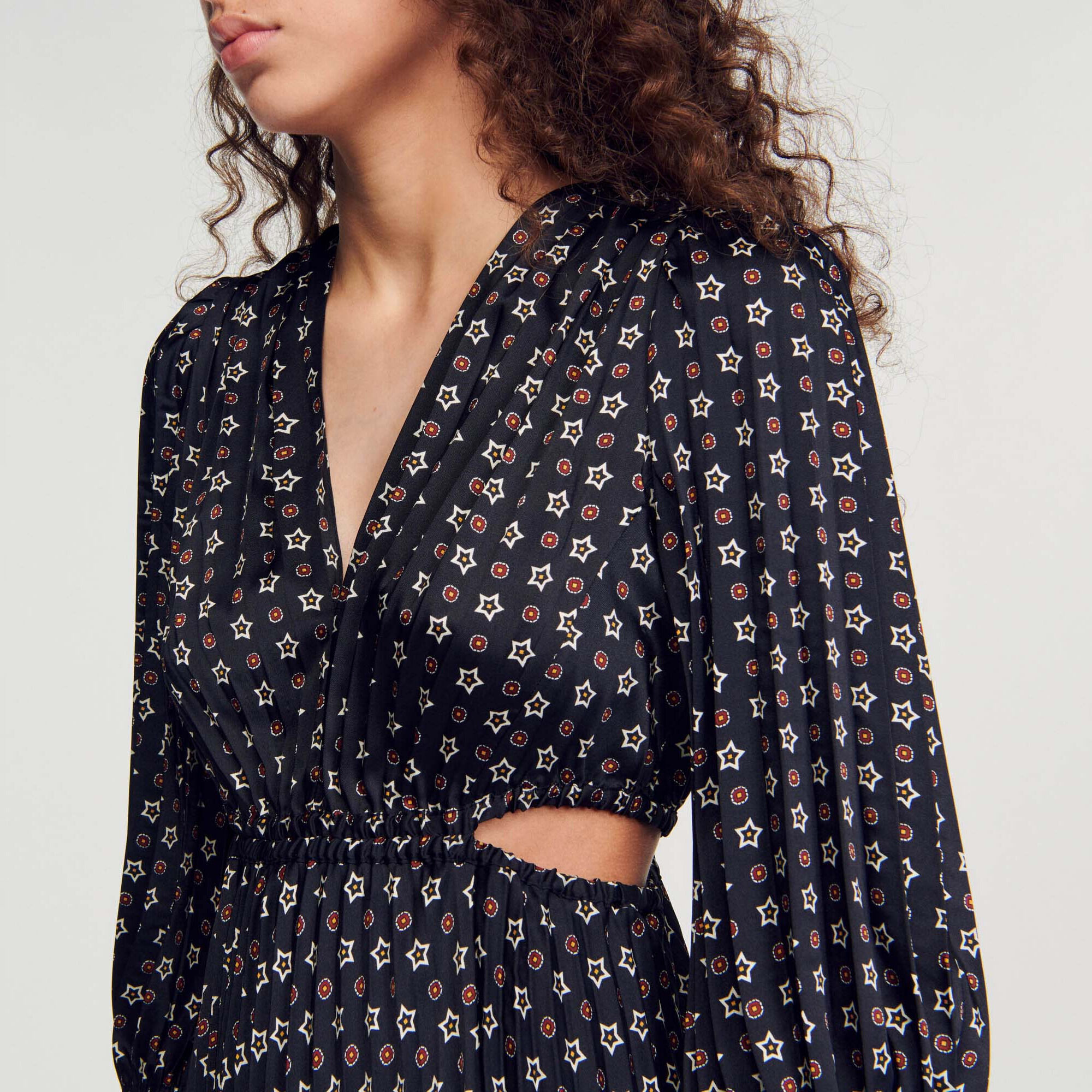 Langes plissiertes Kleid mit Print