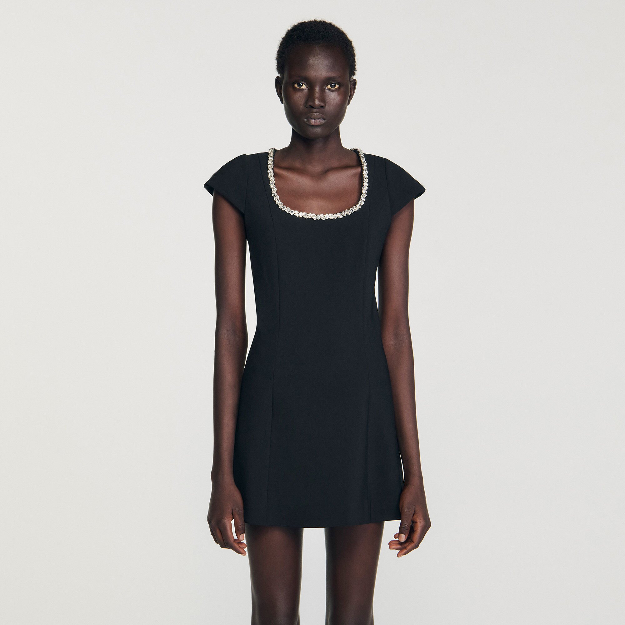 Kurzes Kleid mit Strasskragen