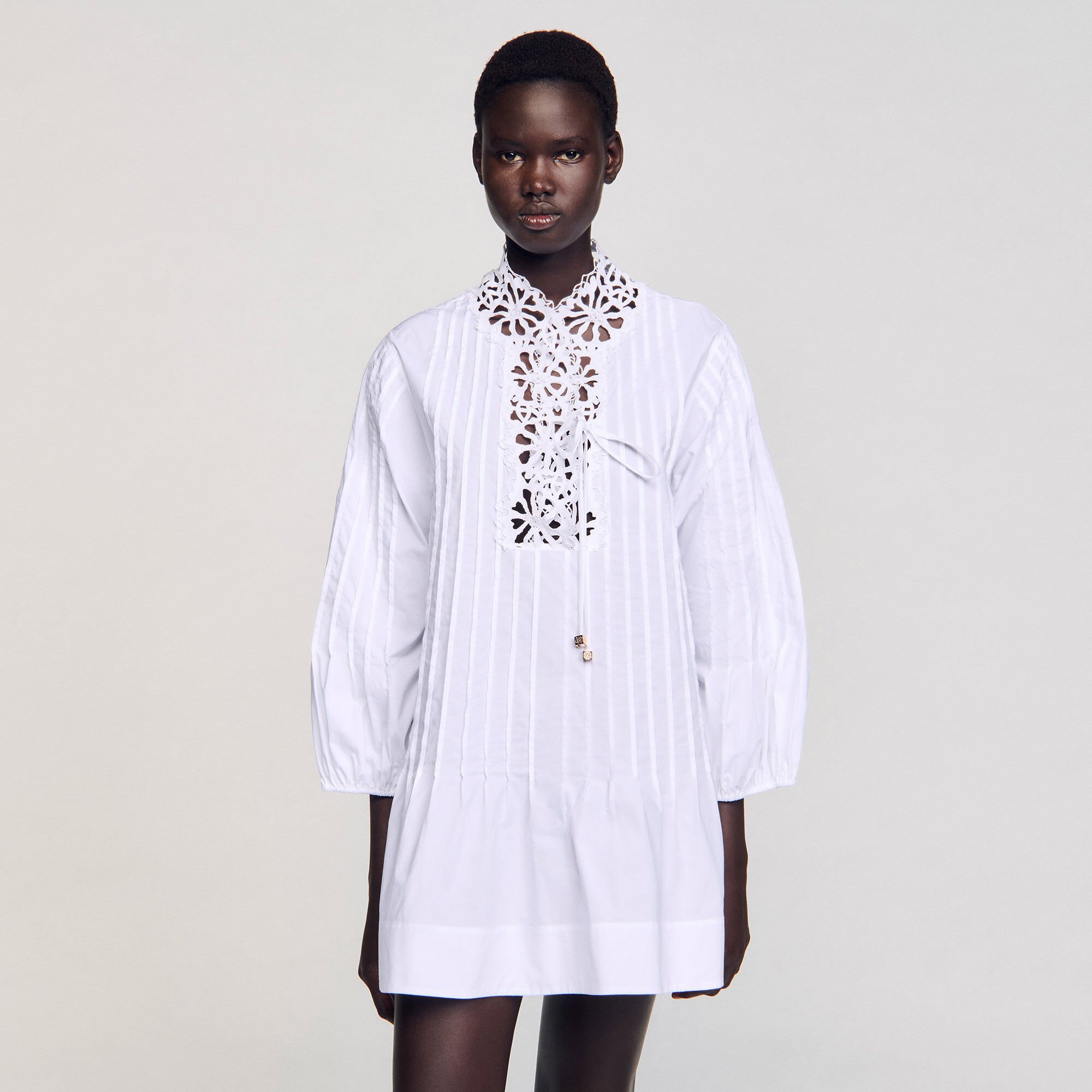 Kurzes Kleid mit Spitzendetail