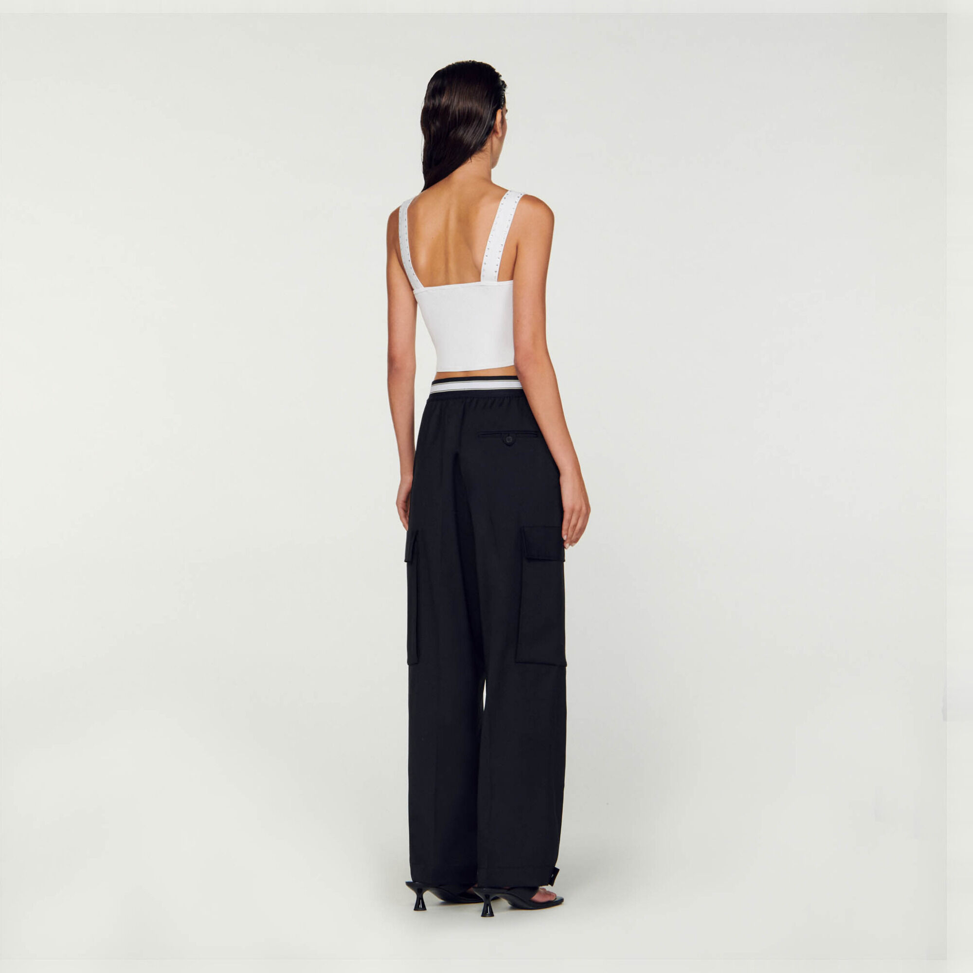 Kurzes Stricktop mit Strassverzierung