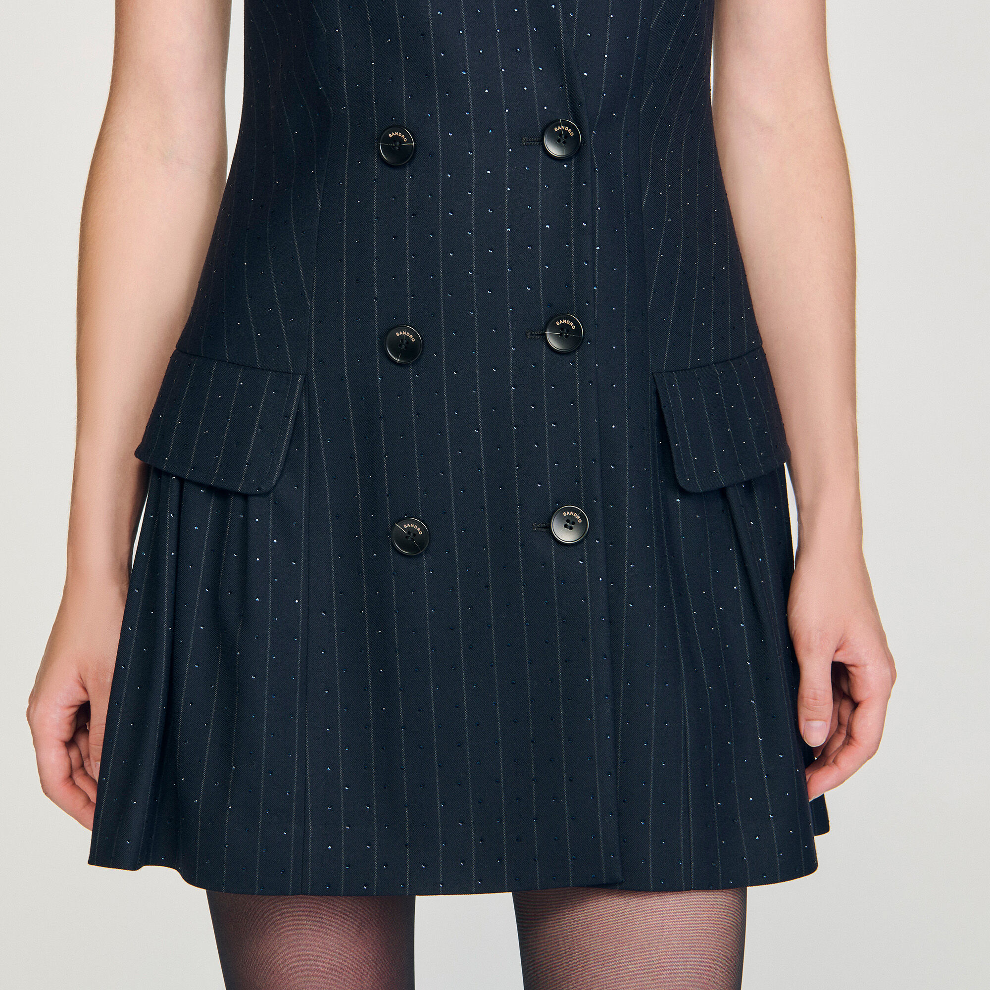 Kurzes Anzugkleid mit Strass