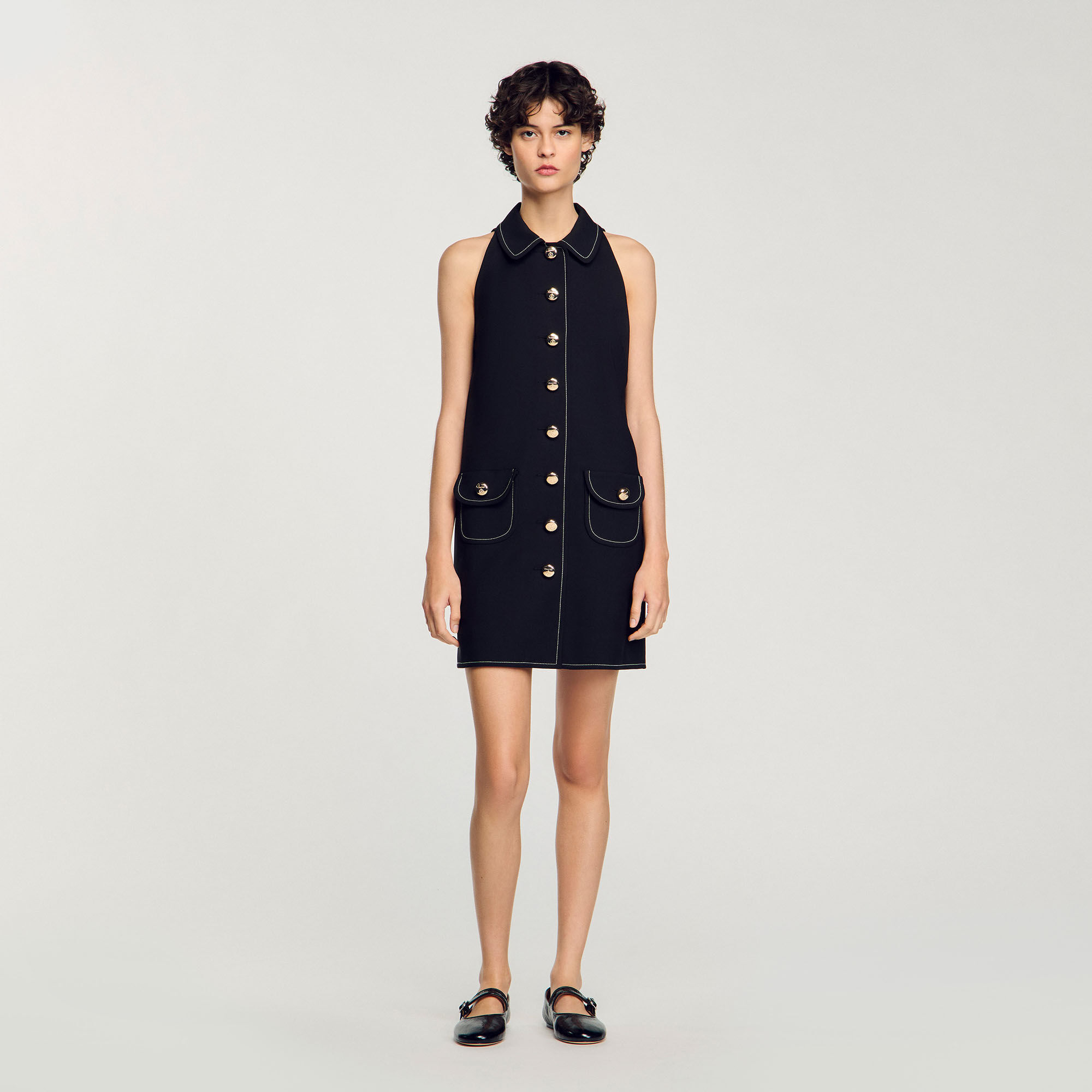 Kurzes Kleid mit Bubikragen