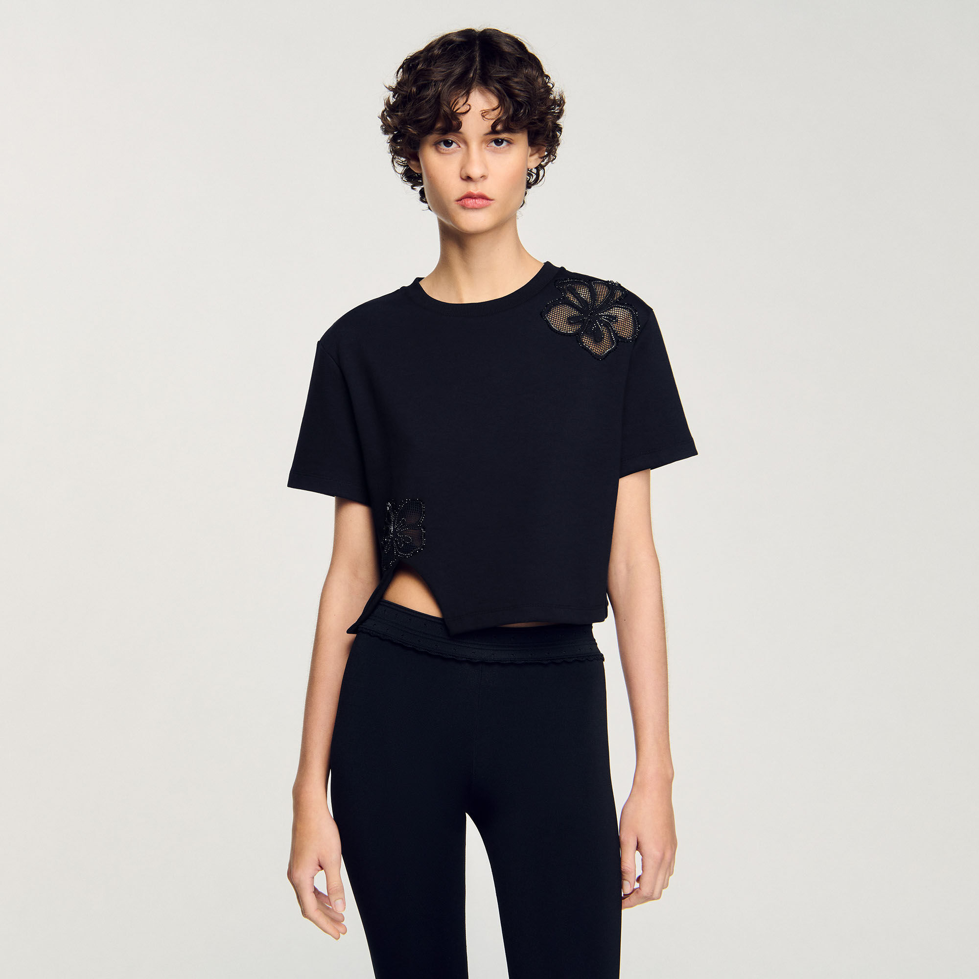T-Shirt mit Blumenstickerei