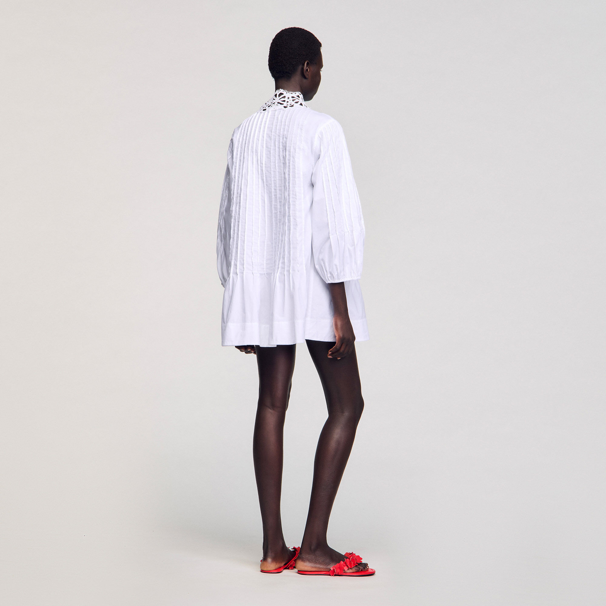 Kurzes Kleid mit Spitzendetail