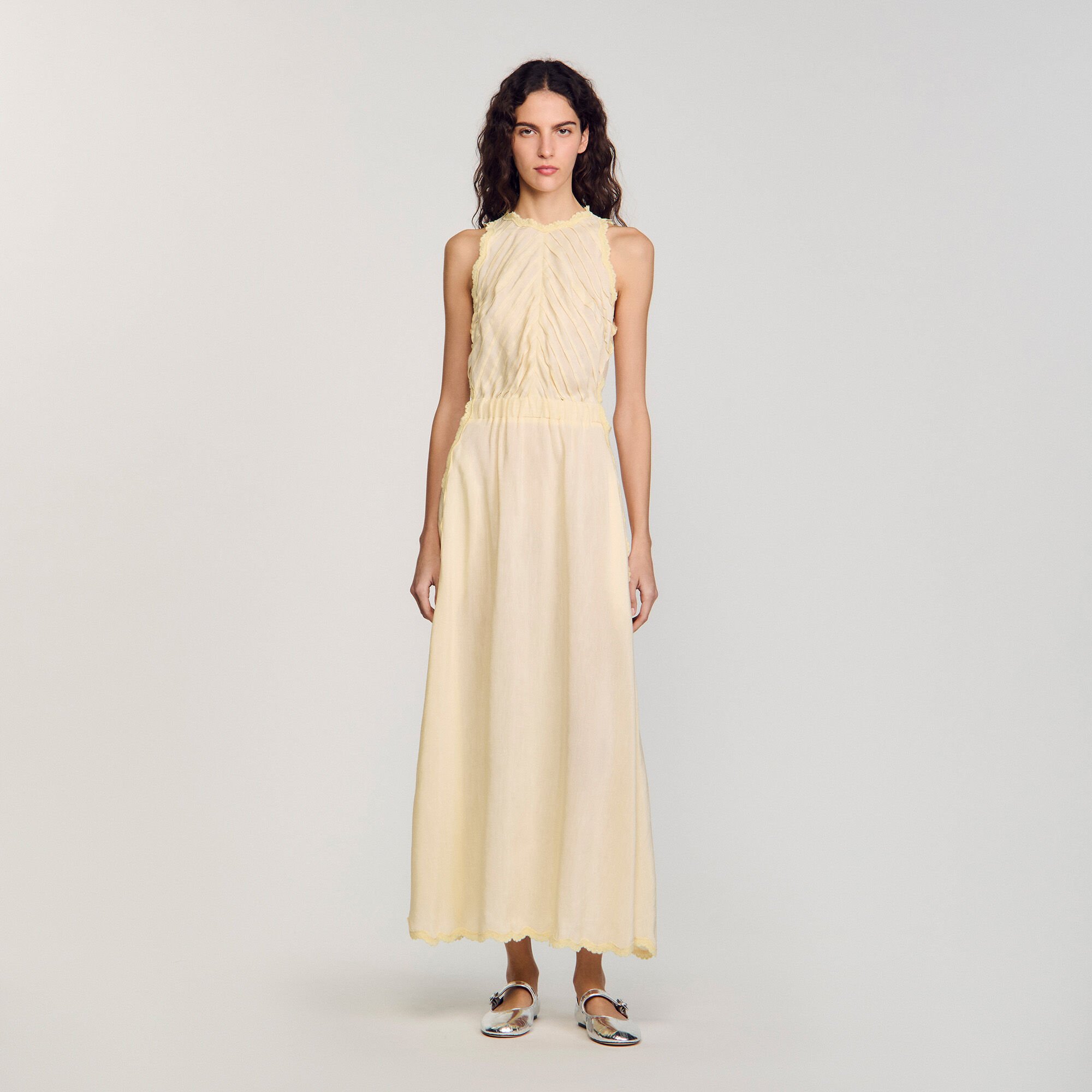 Langes Kleid mit Spitzendetails