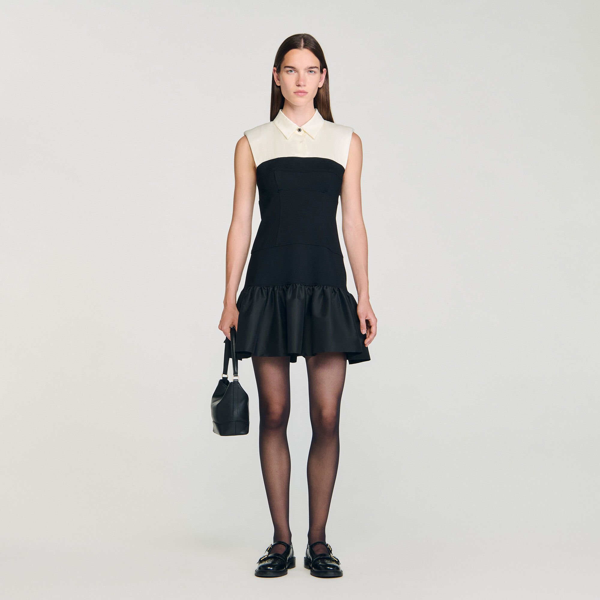 Kurzes zweifarbiges Volantkleid