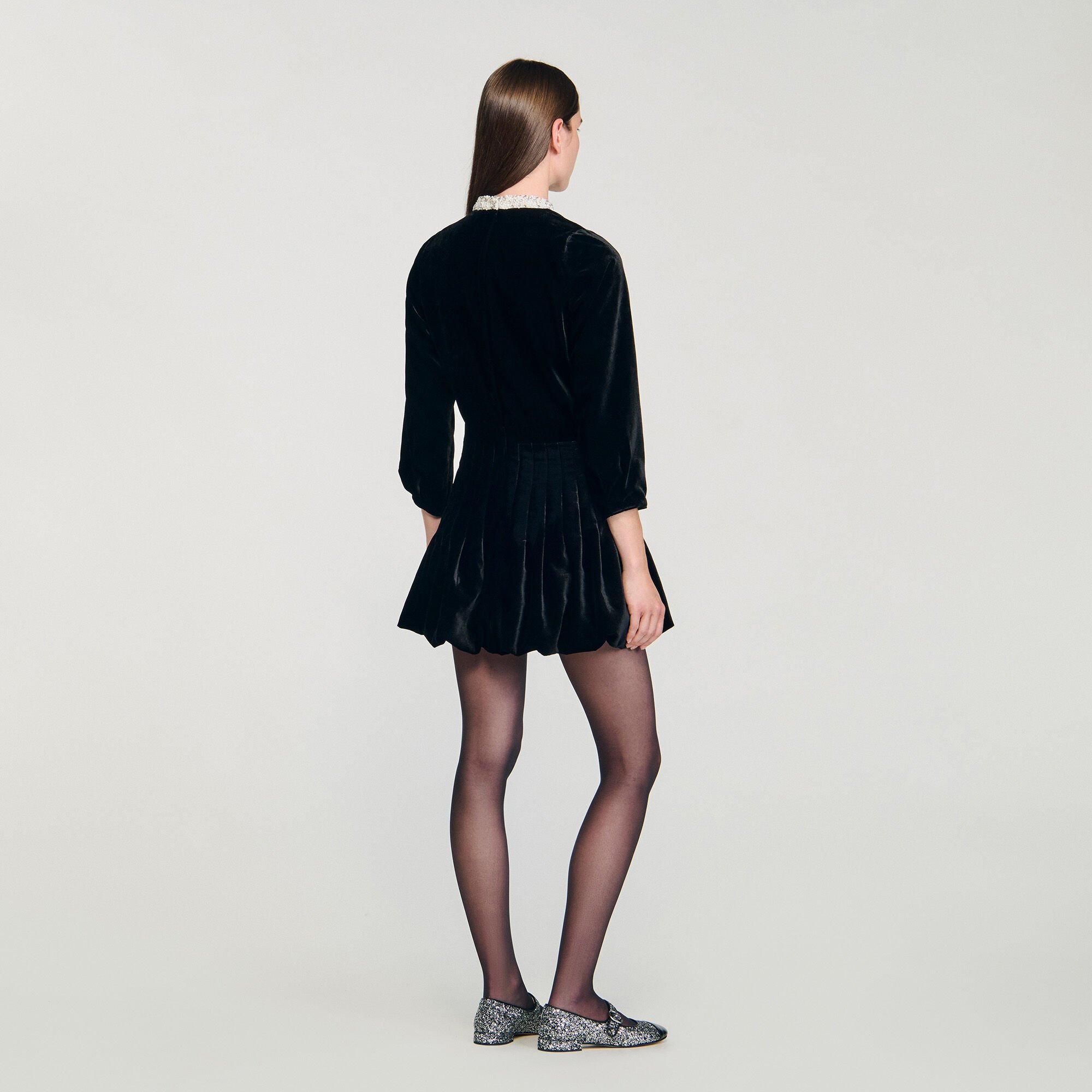 Kurzes Samtkleid mit Perlen