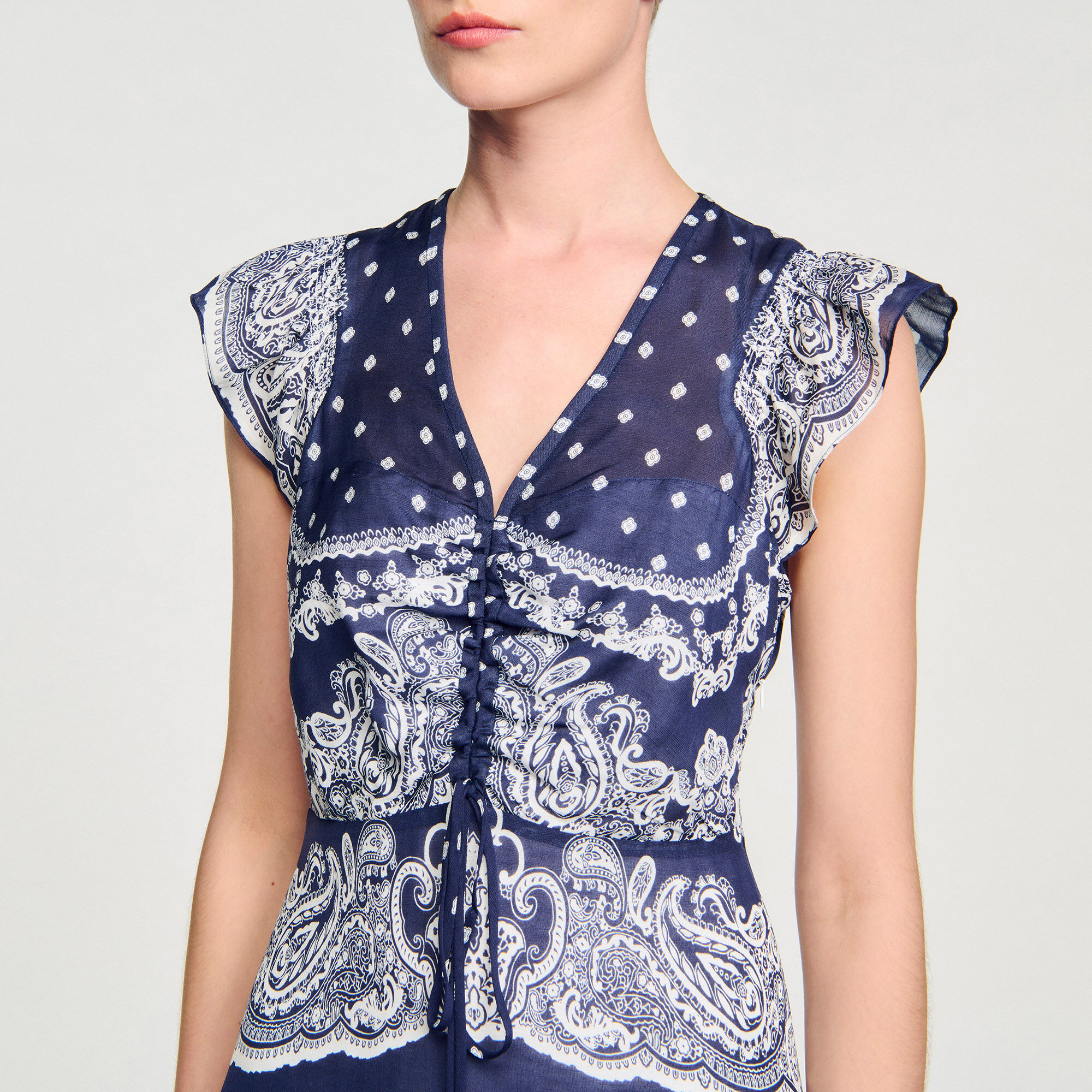 Kurzes Kleid mit Bandana-Print