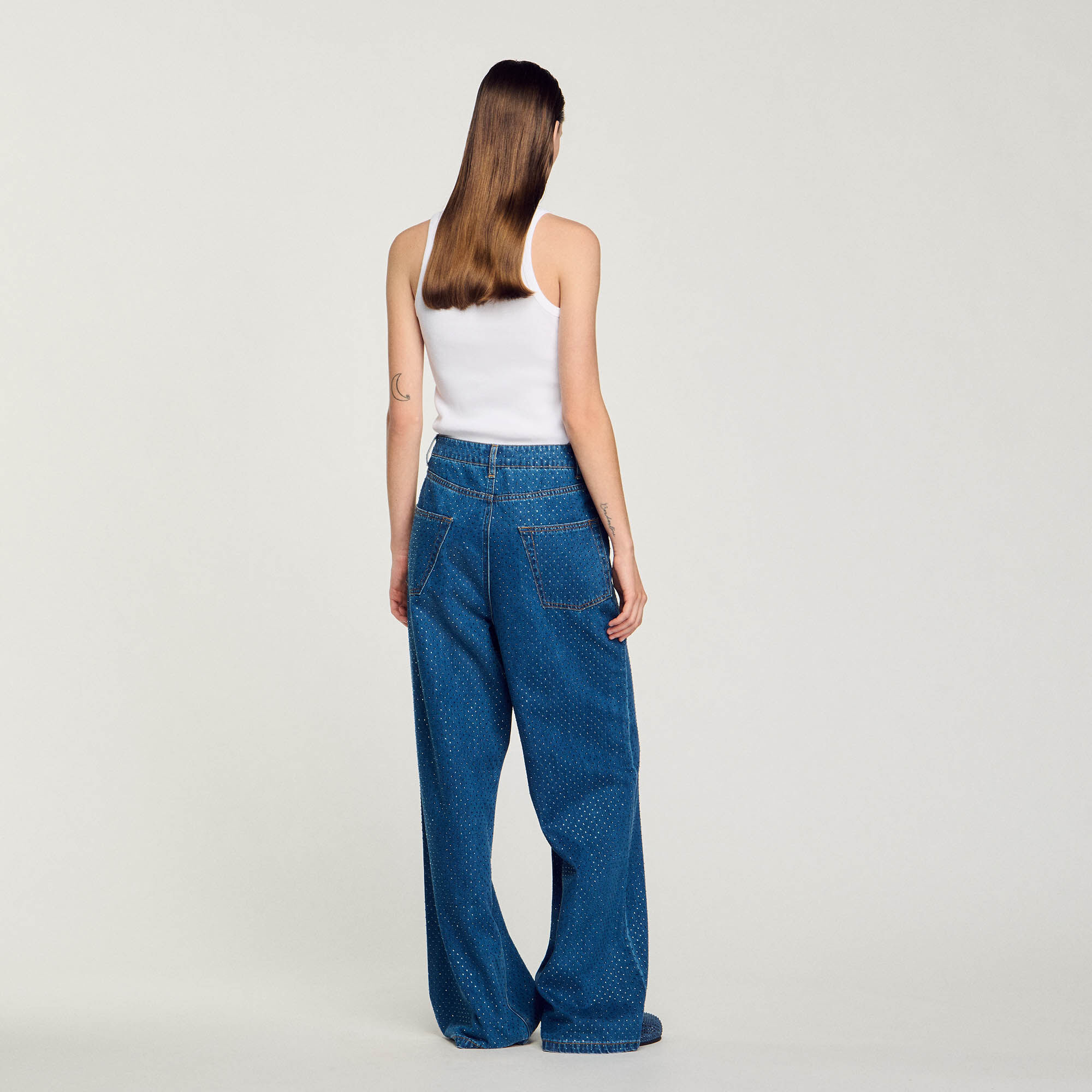 Weite Jeans mit Strassbesatz