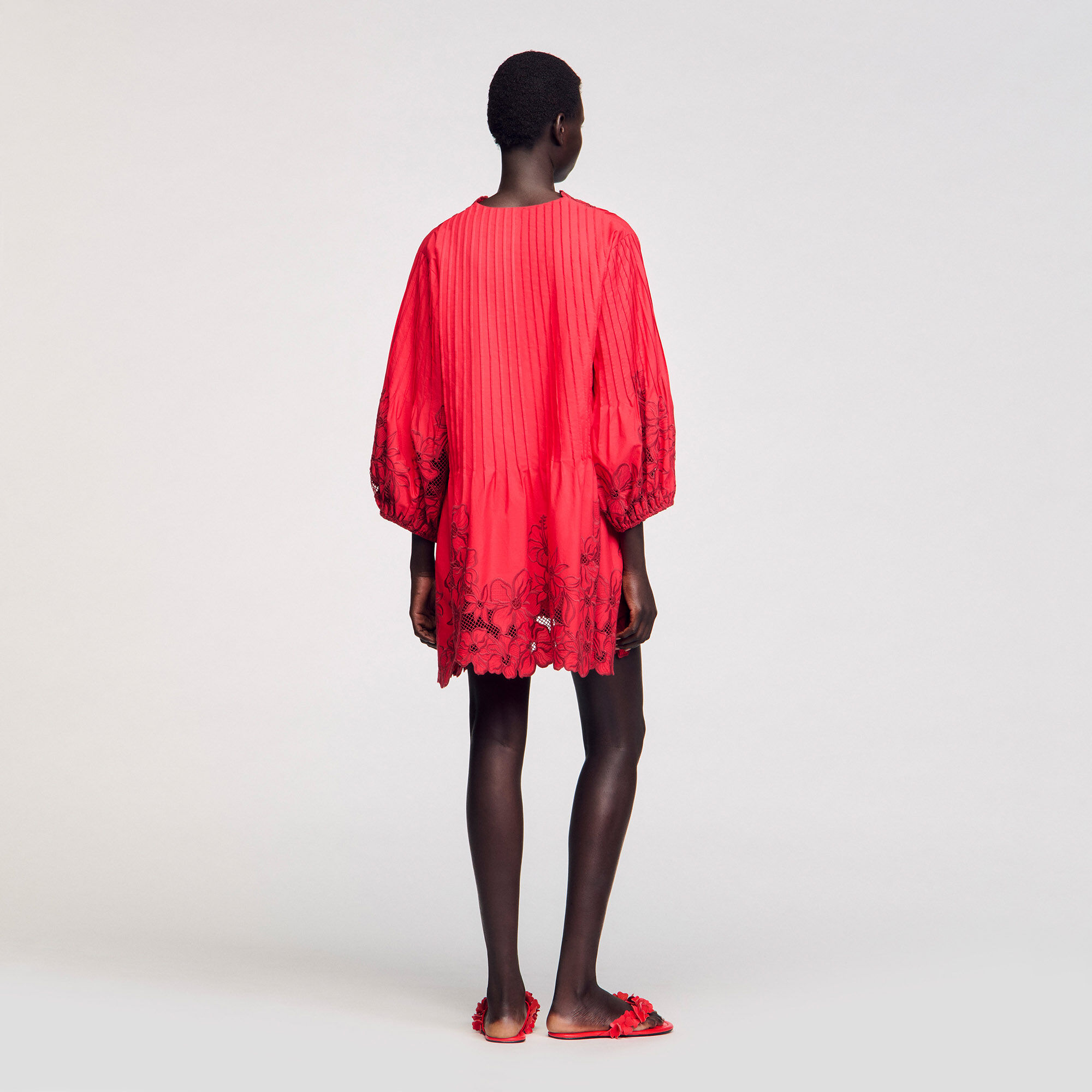 Kurzes Kleid mit Blumendetails