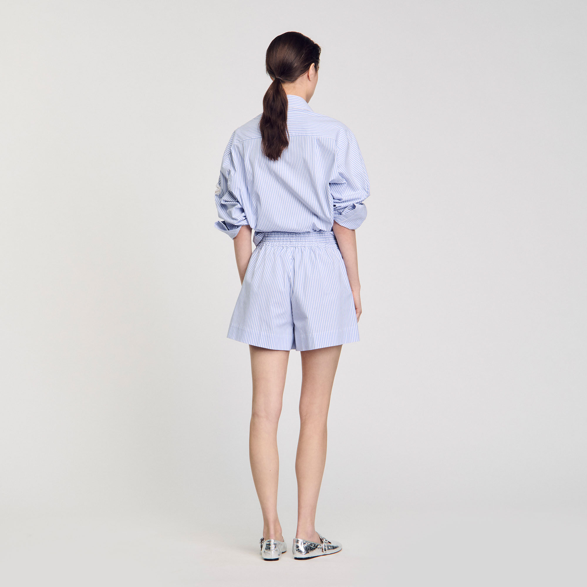 Gestreifte Shorts mit Blumendetail