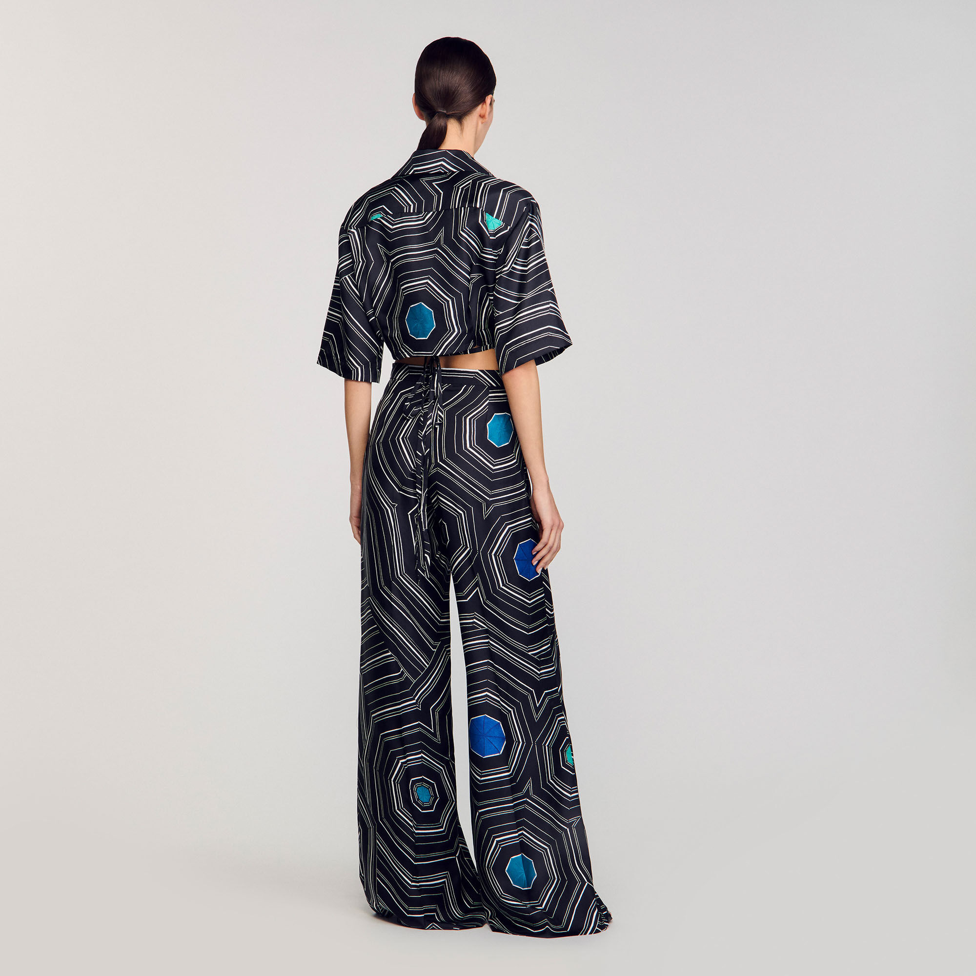 Seidenhose mit Spiralendruckmuster