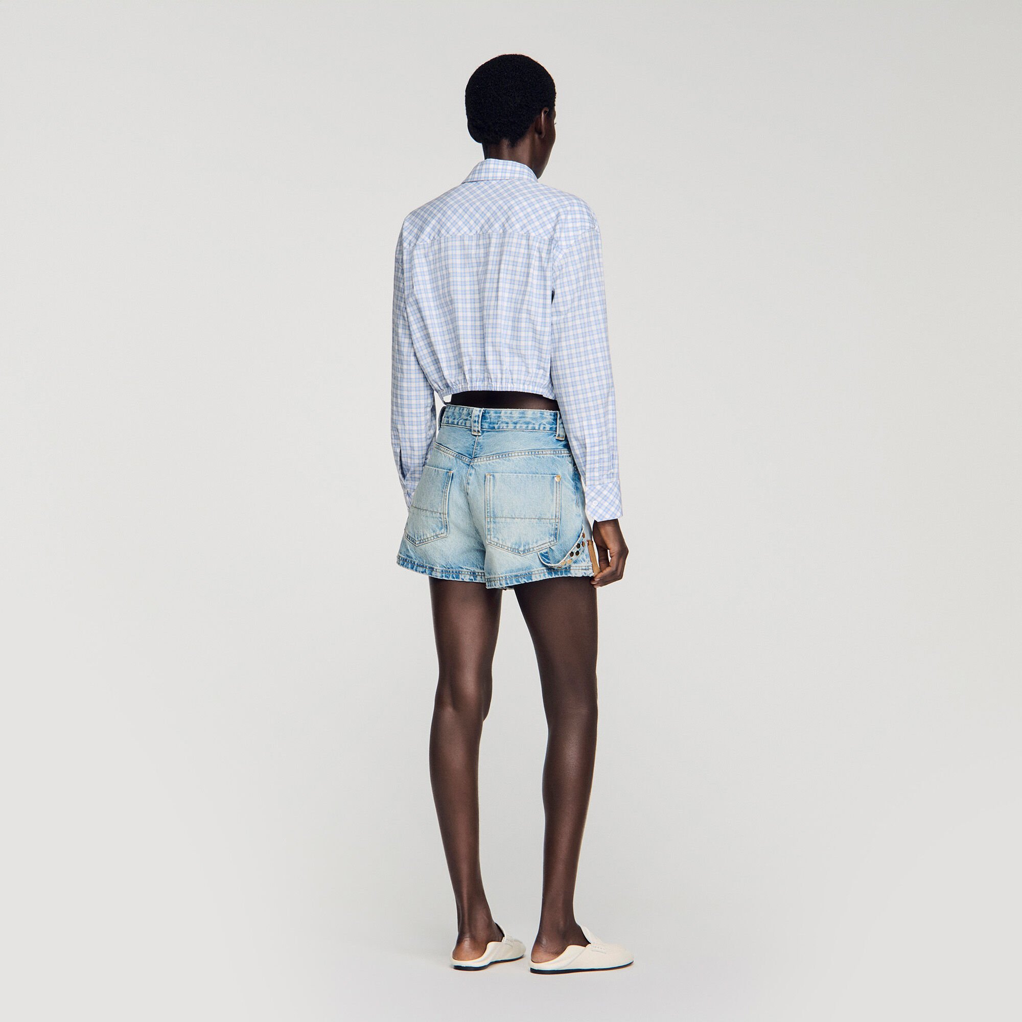 Denim- und Suede-Shorts mit Nieten