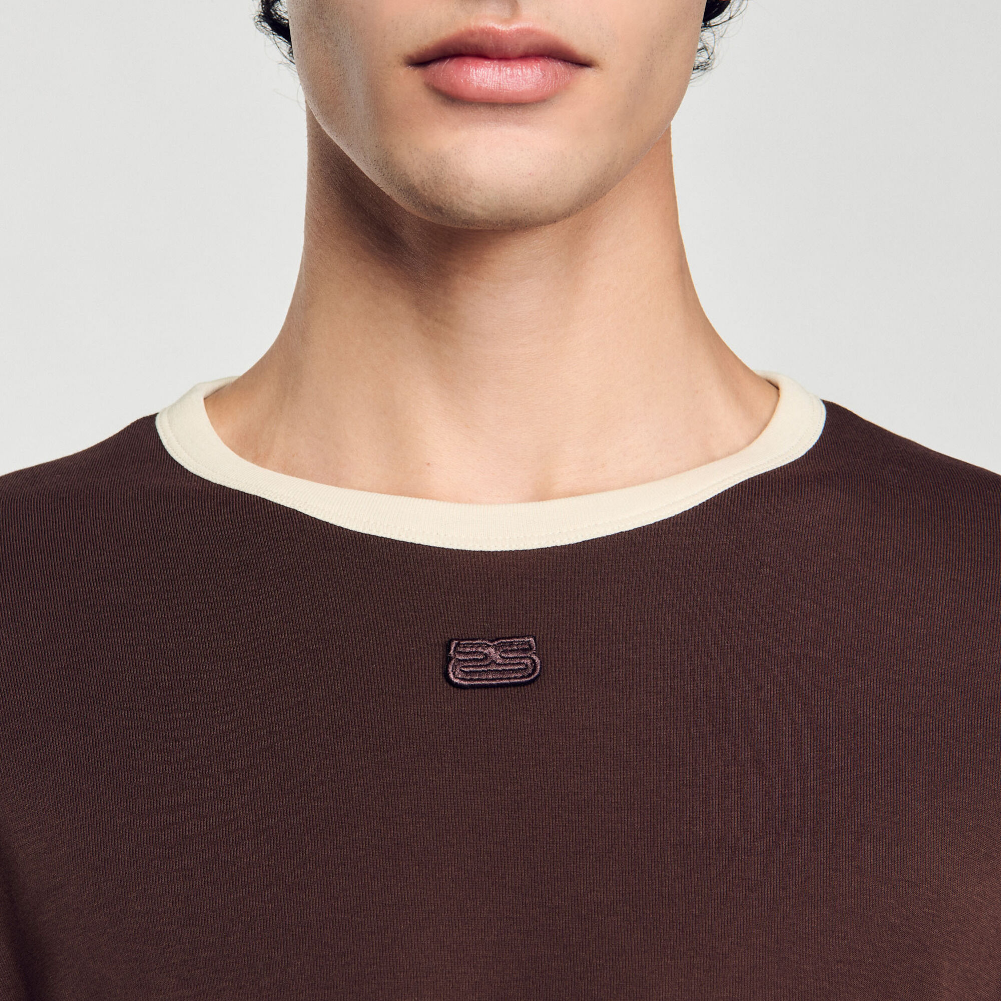 Zweifarbiges T-Shirt mit Patch