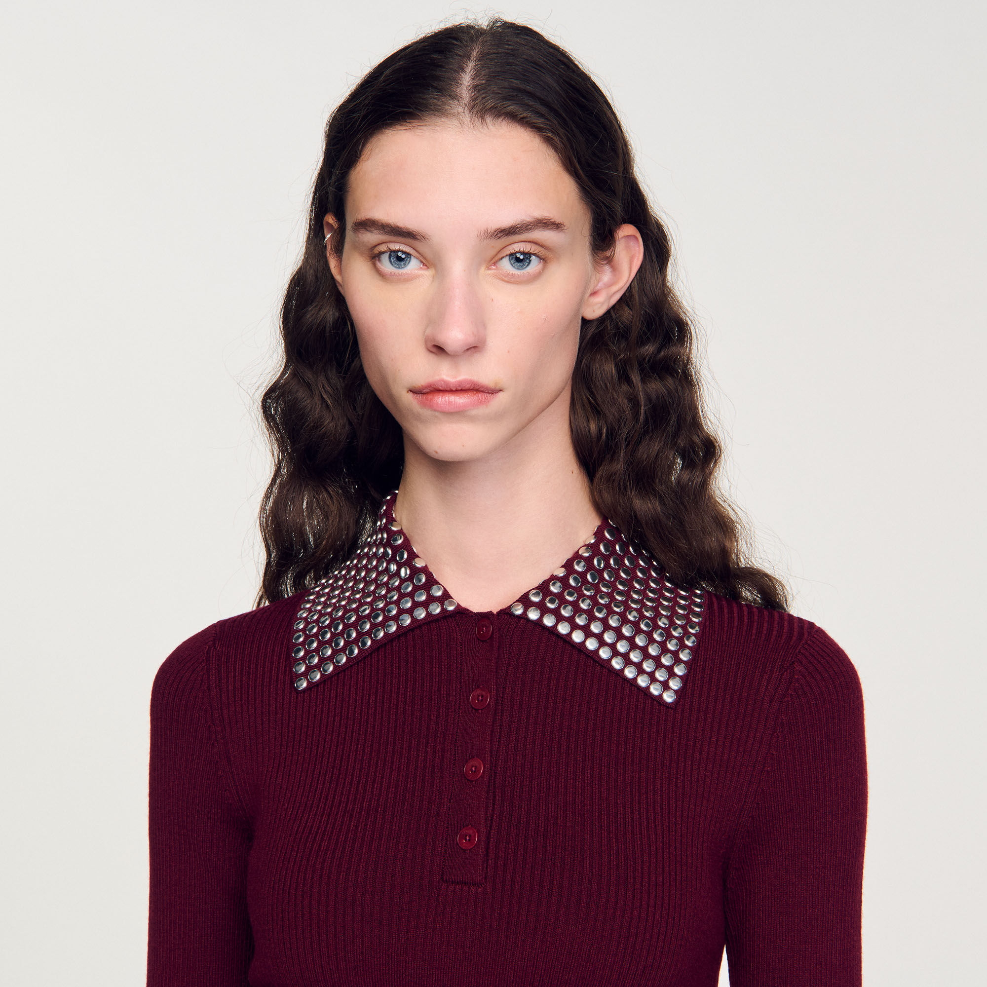 Pullover mit Kragen und Zierplättchen