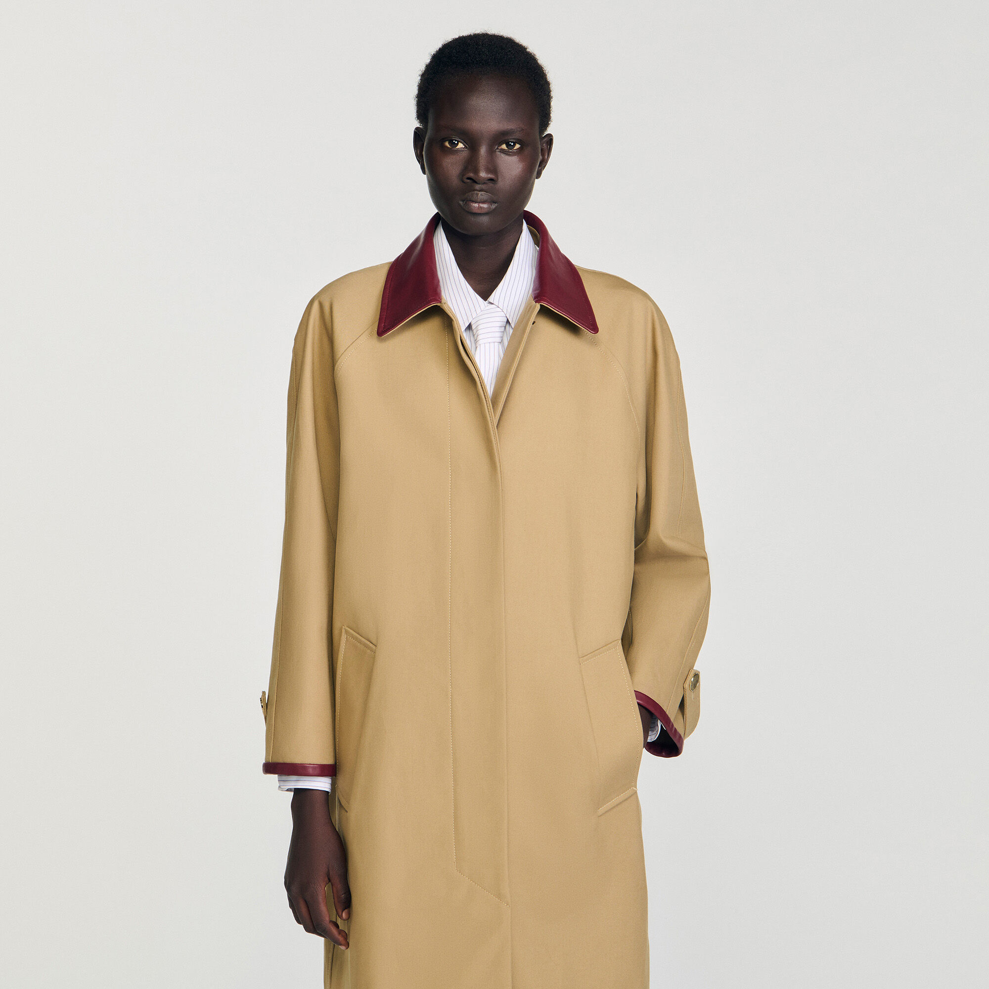 Langer Trenchcoat mit Lederkragen