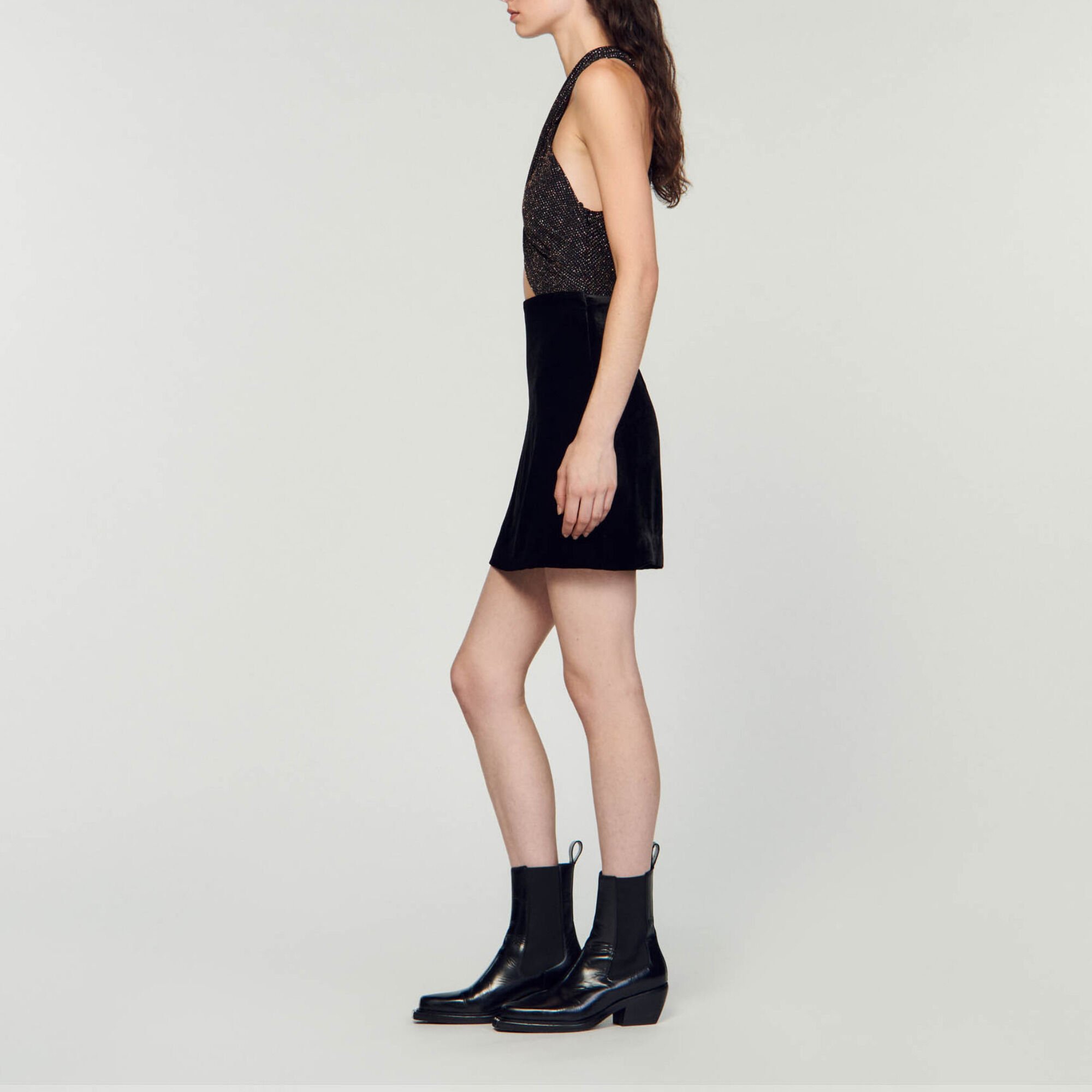 Kurzes Kleid im Materialmix