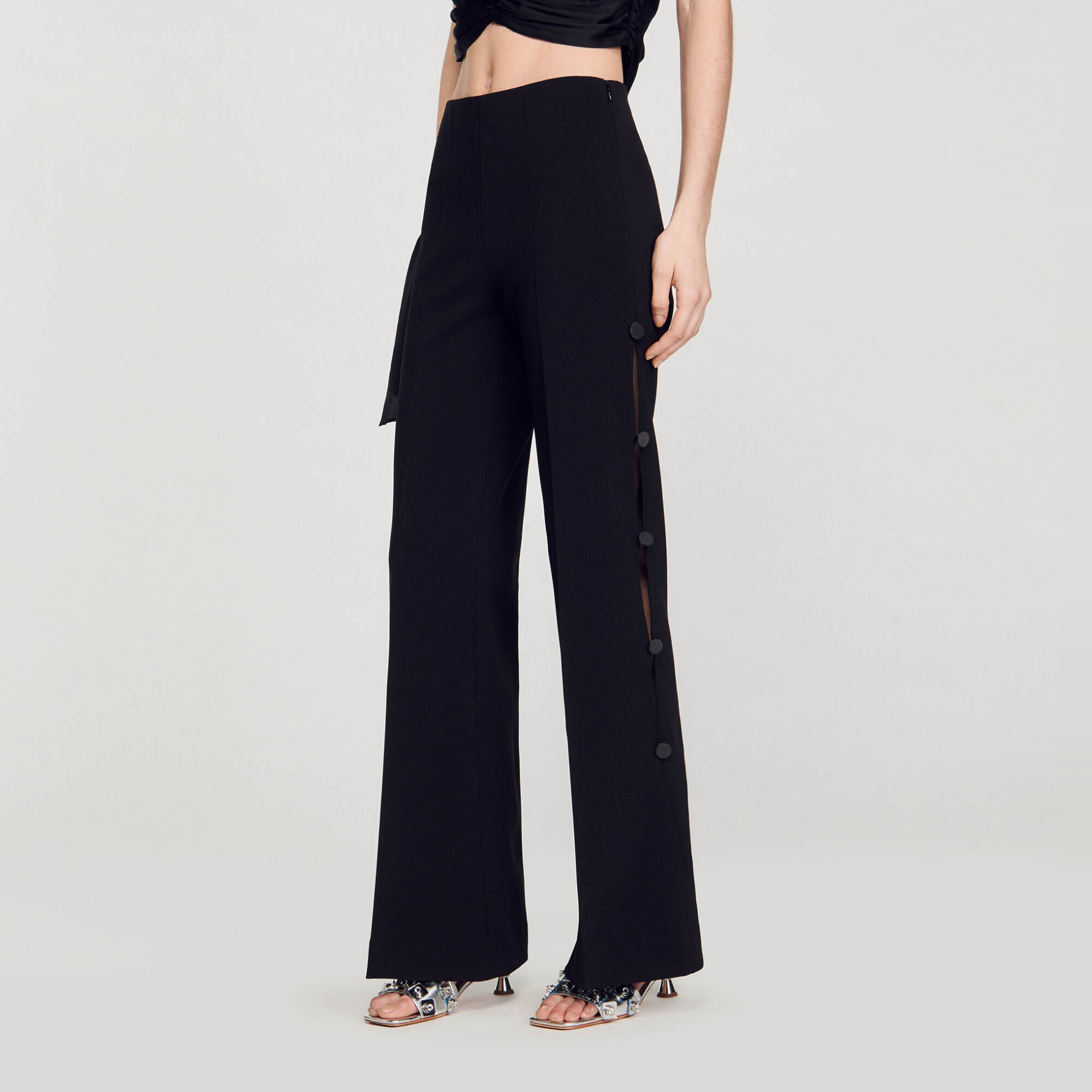 Ausgestellte Hose mit Seitenschlitzen