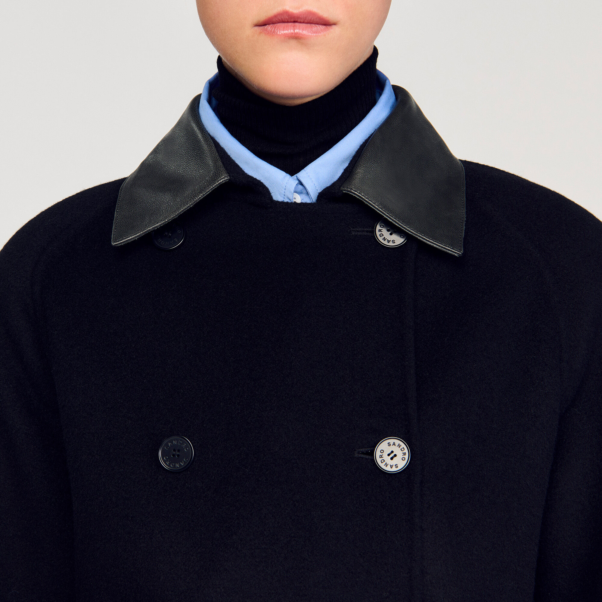 Langer Mantel aus Wolle und Leder