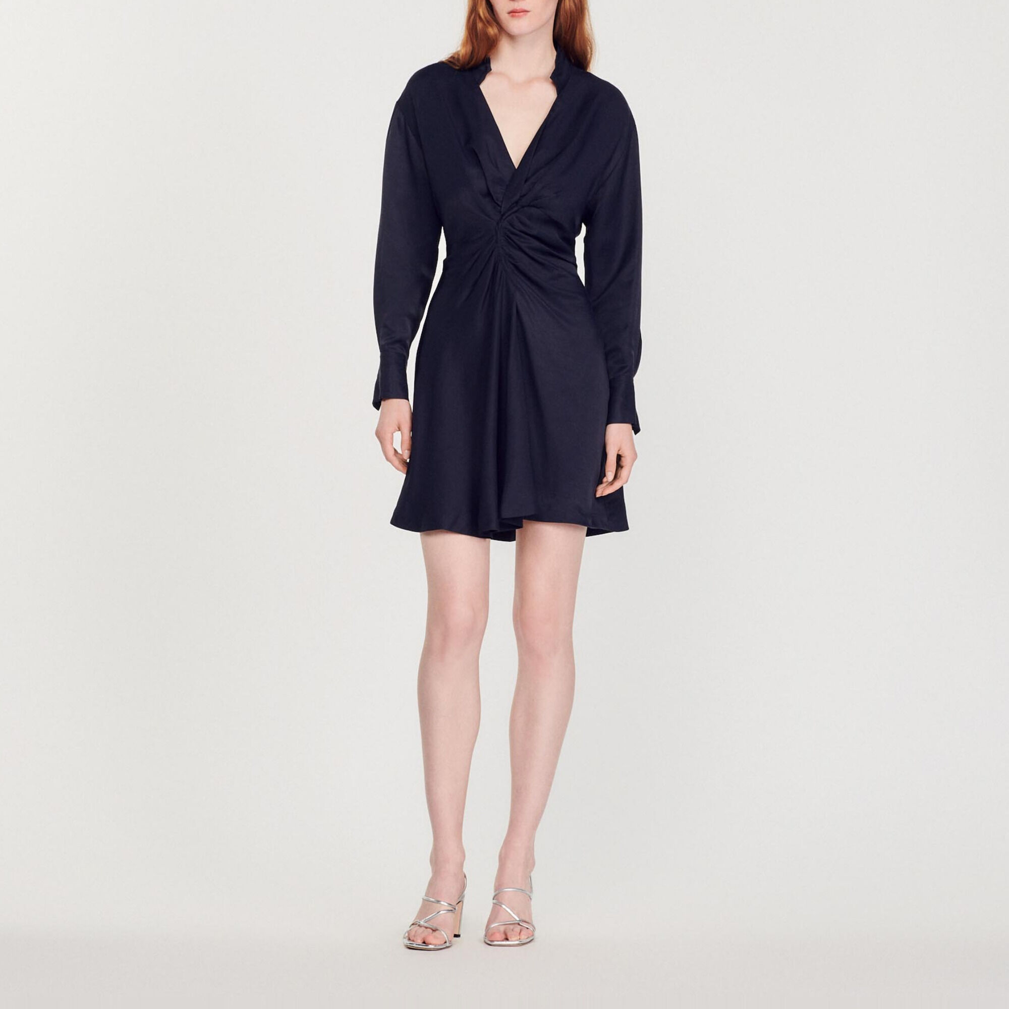 Kurzes Kleid mit langen Ärmeln