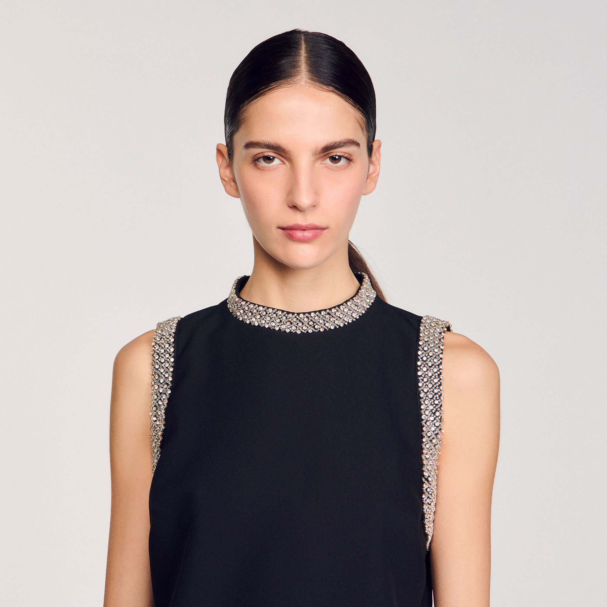 Kurzes Kleid mit Strass-Details