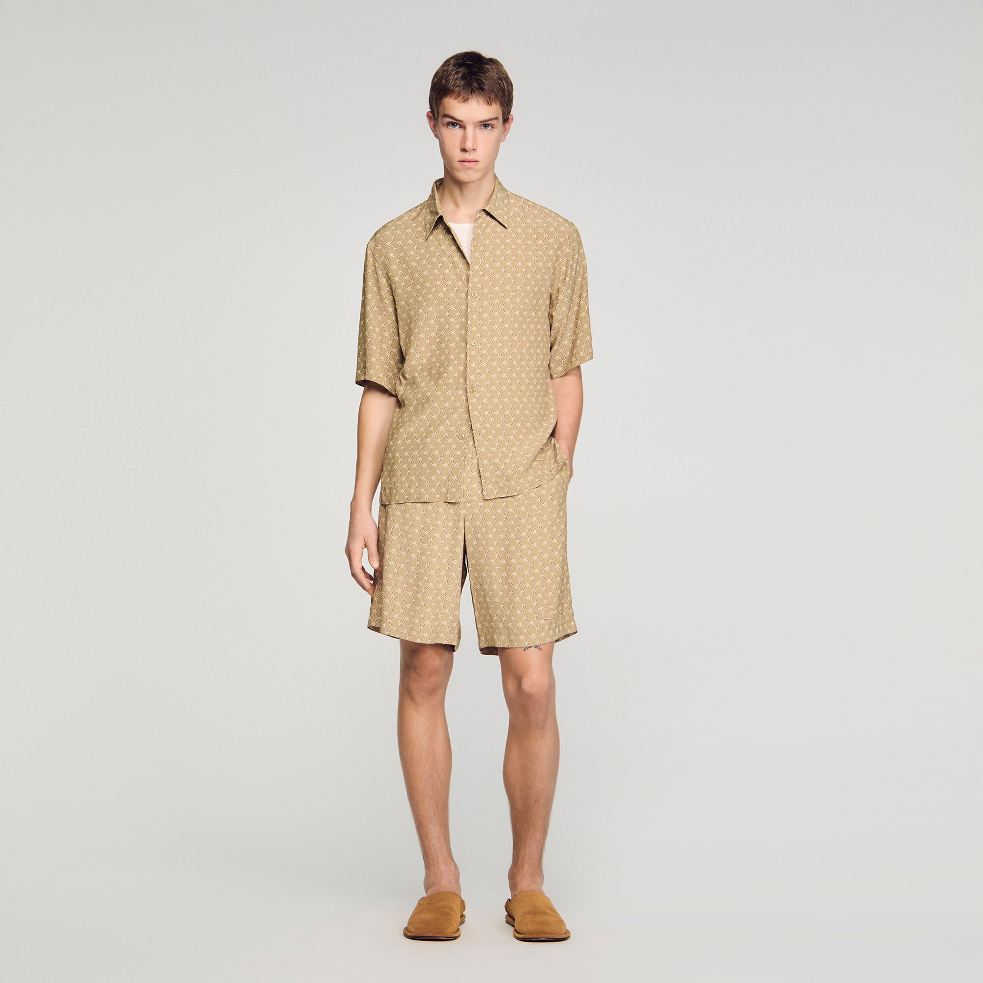 Flie&szlig;ende Shorts mit Ketten-Print