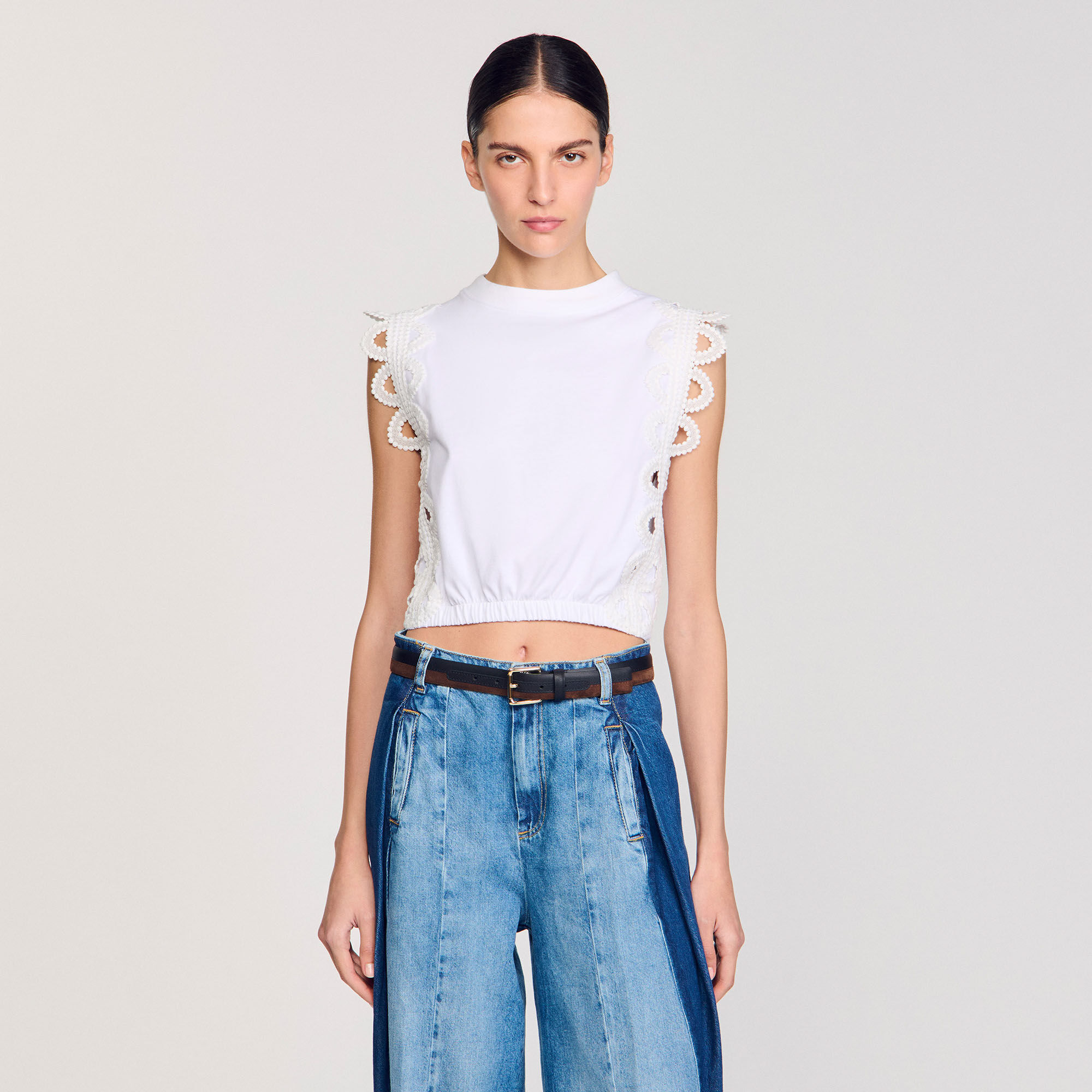 Kurzes T-Shirt mit Spitzendetails