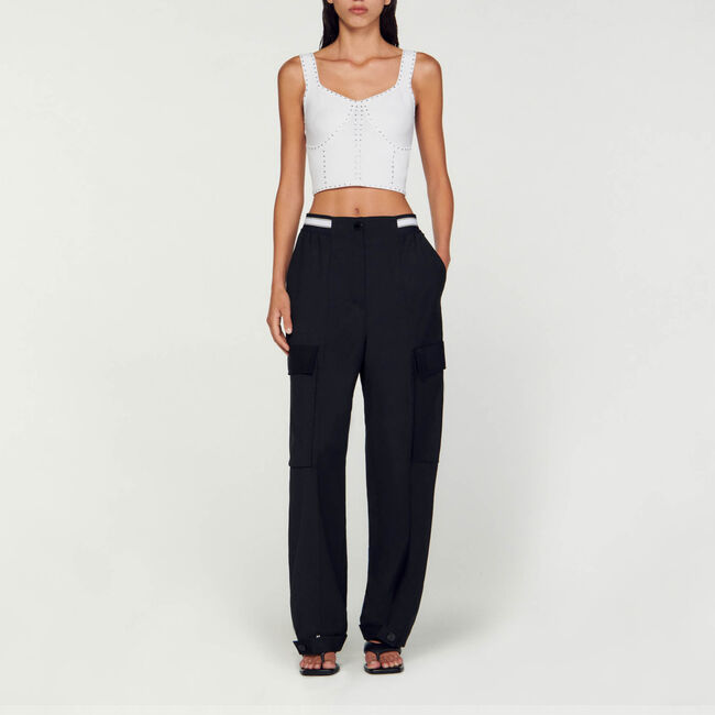 Kurzes Stricktop mit Strassverzierung