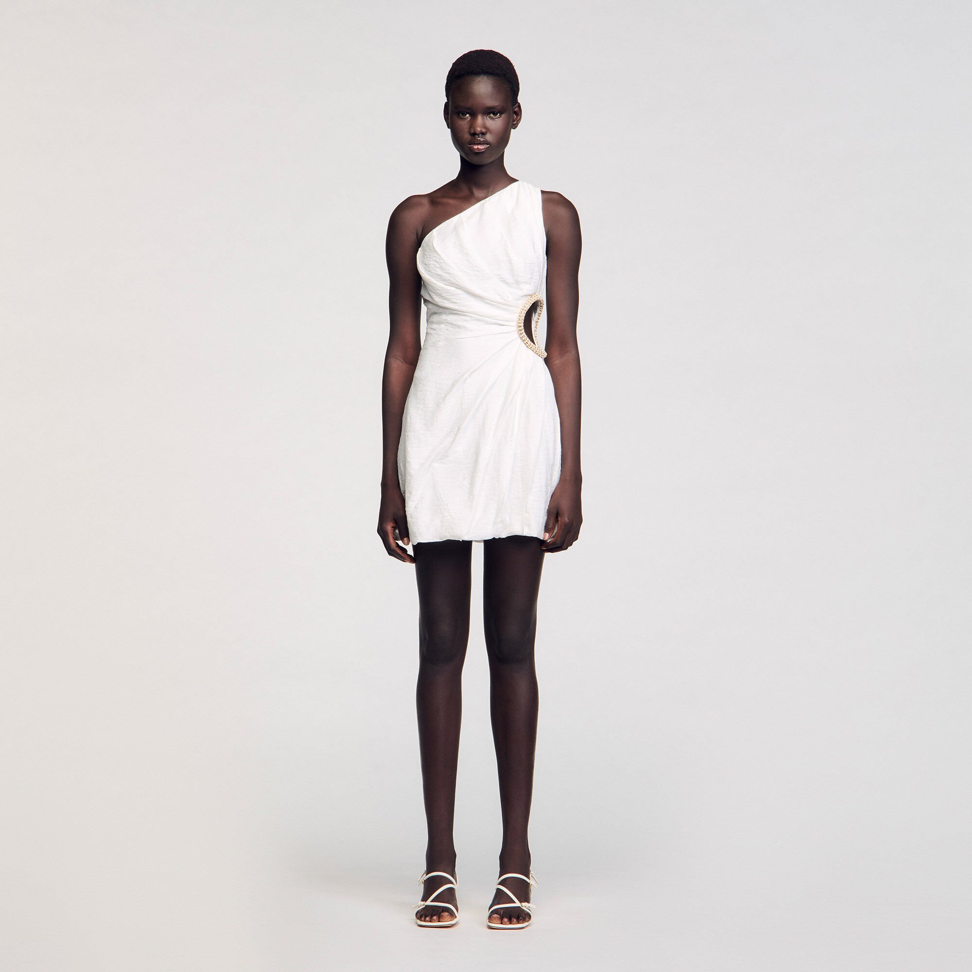 Kurzes asymmetrisches Kleid