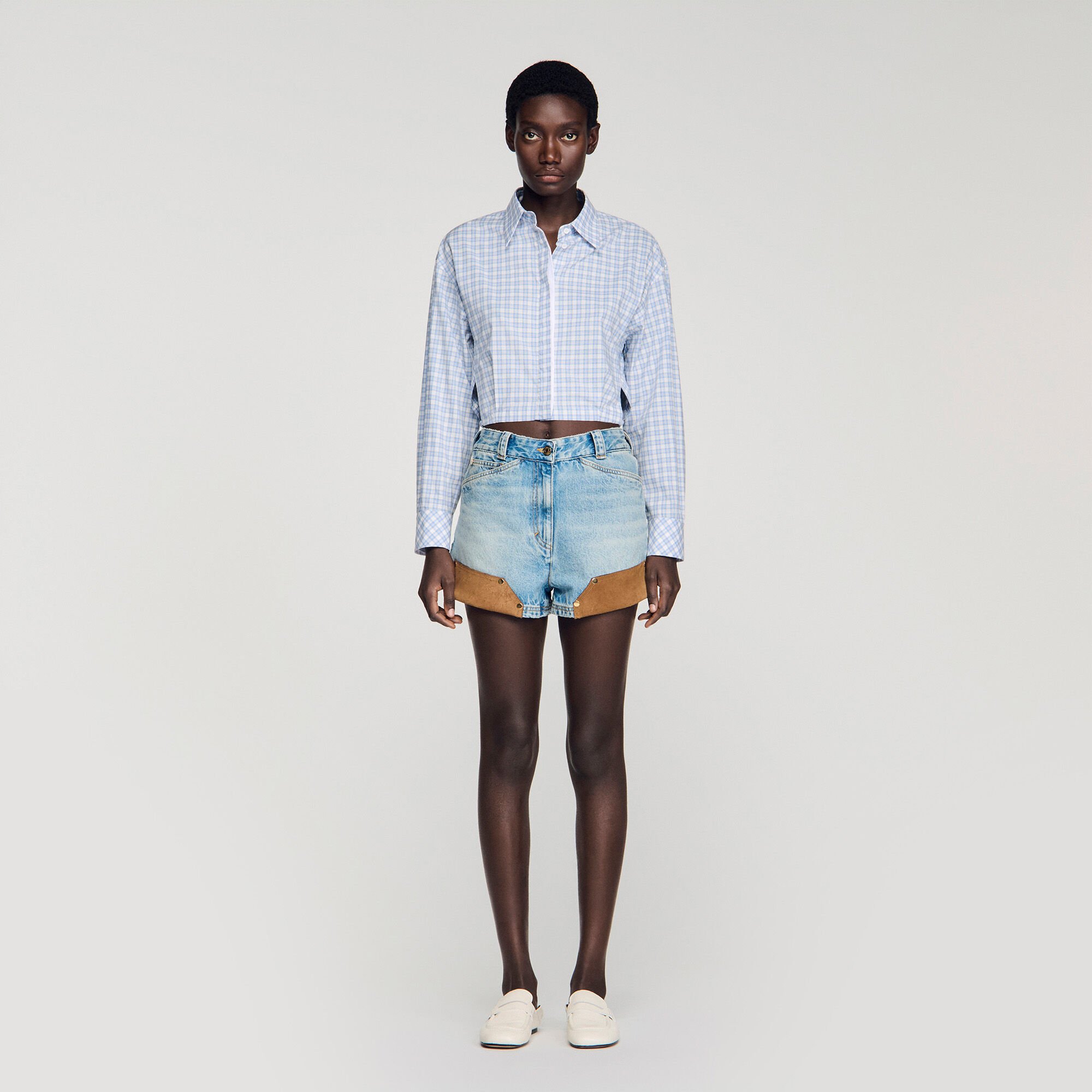 Denim- und Suede-Shorts mit Nieten