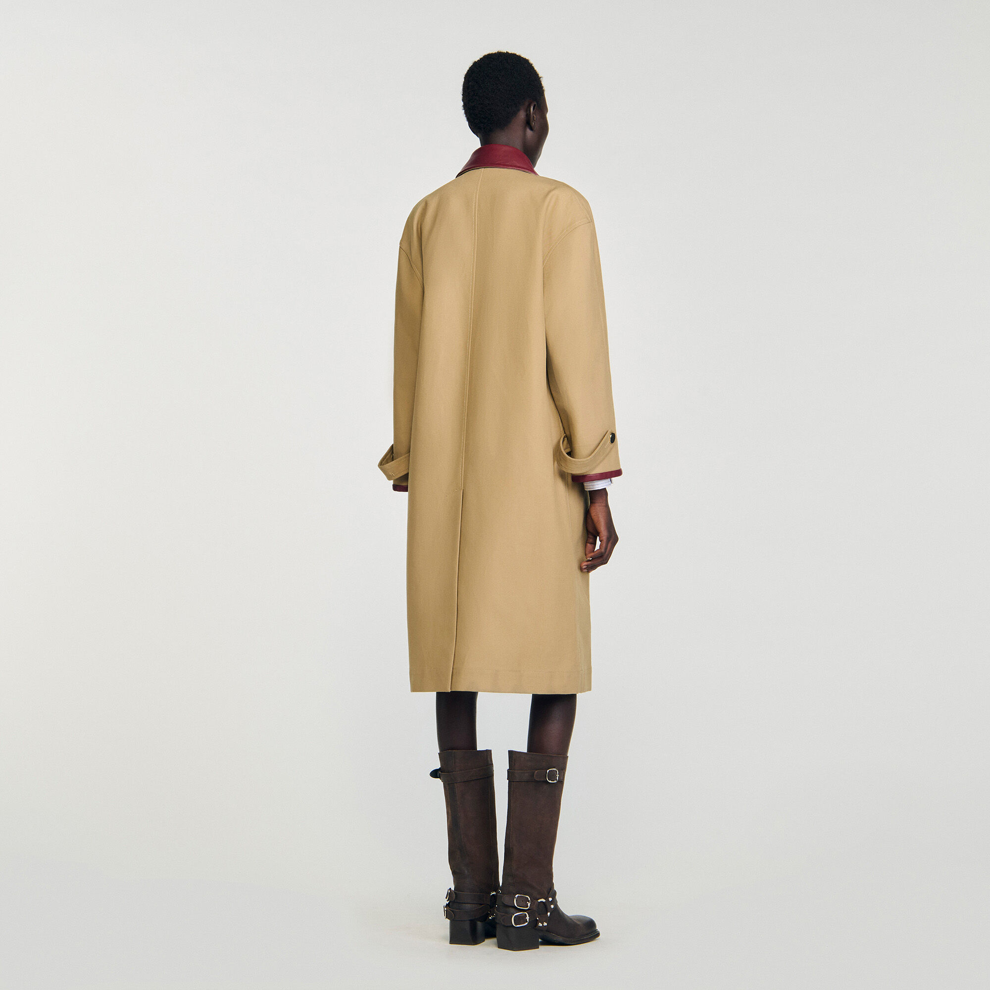 Langer Trenchcoat mit Lederkragen