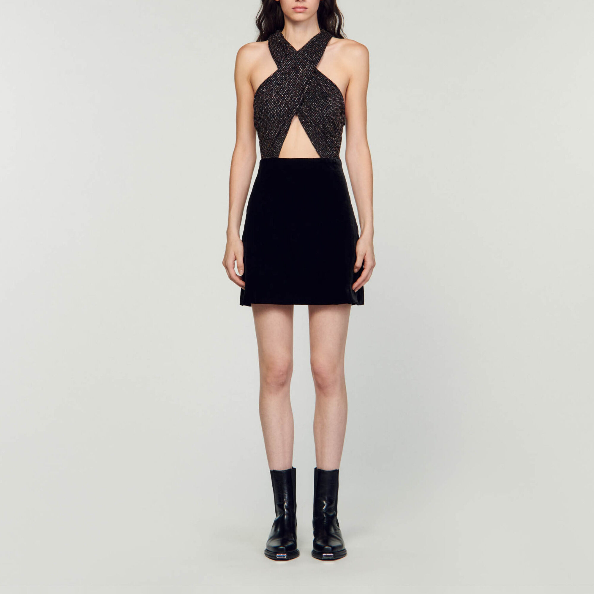 Kurzes Kleid im Materialmix