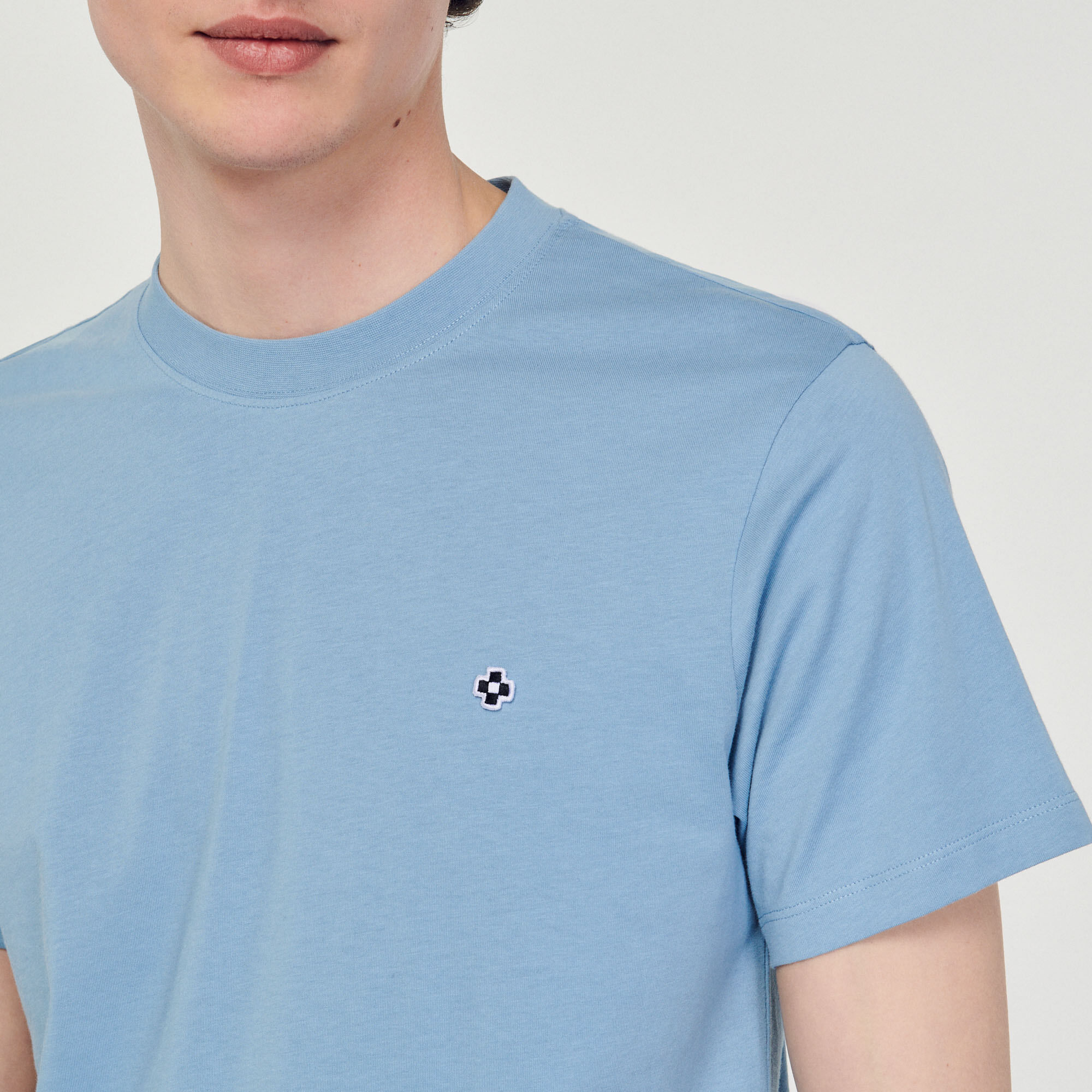 T-Shirt mit Square-Cross-Aufnäher