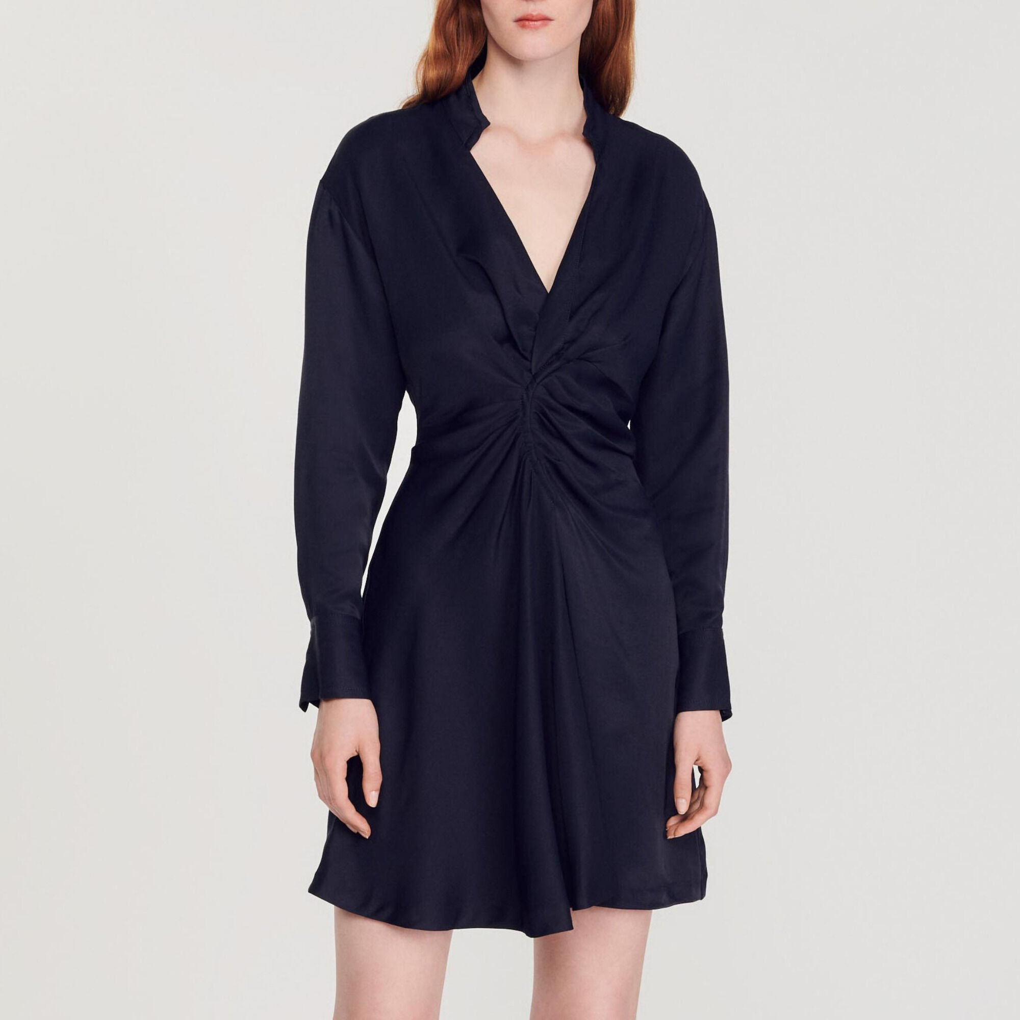 Kurzes Kleid mit langen Ärmeln