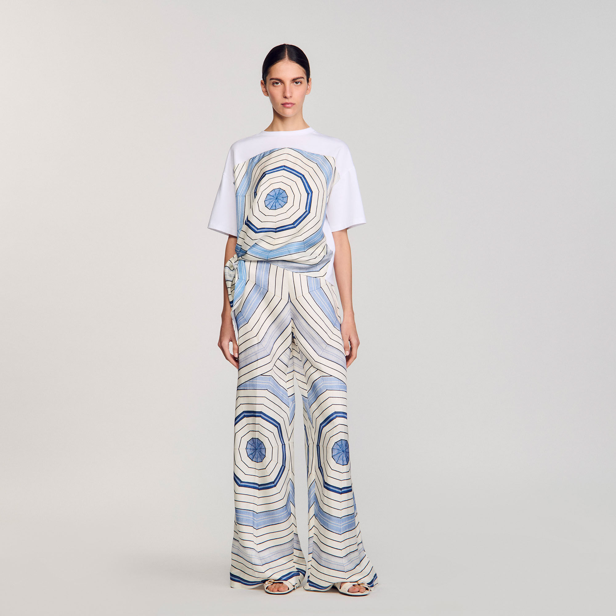 T-Shirt mit Spiralendruckmuster