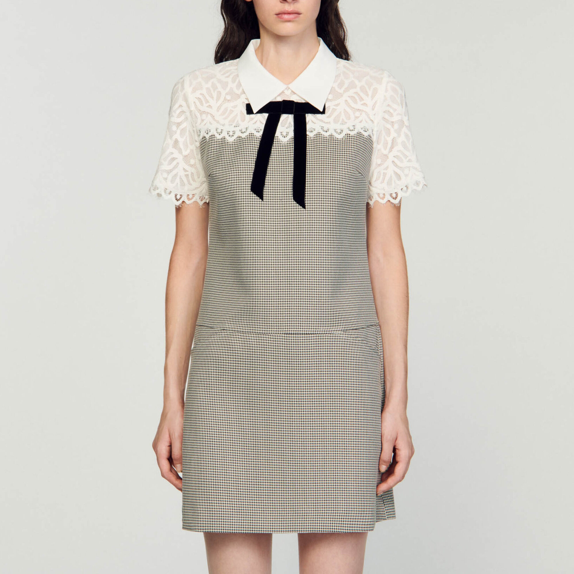 Kurzes Kleid aus Materialmix