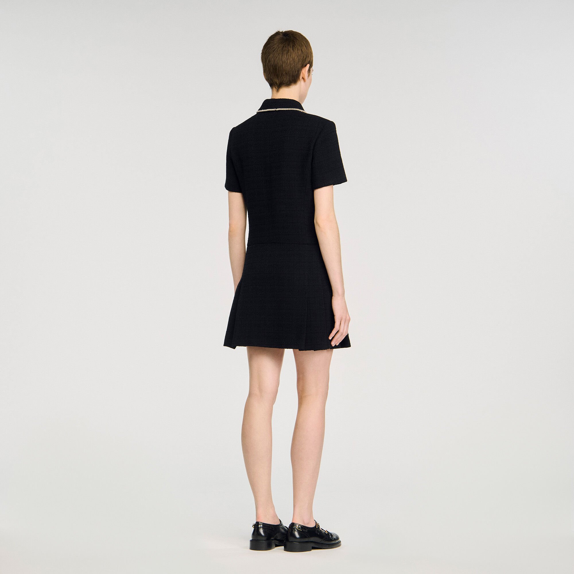 Kurzes Tweedkleid mit Zierknöpfen