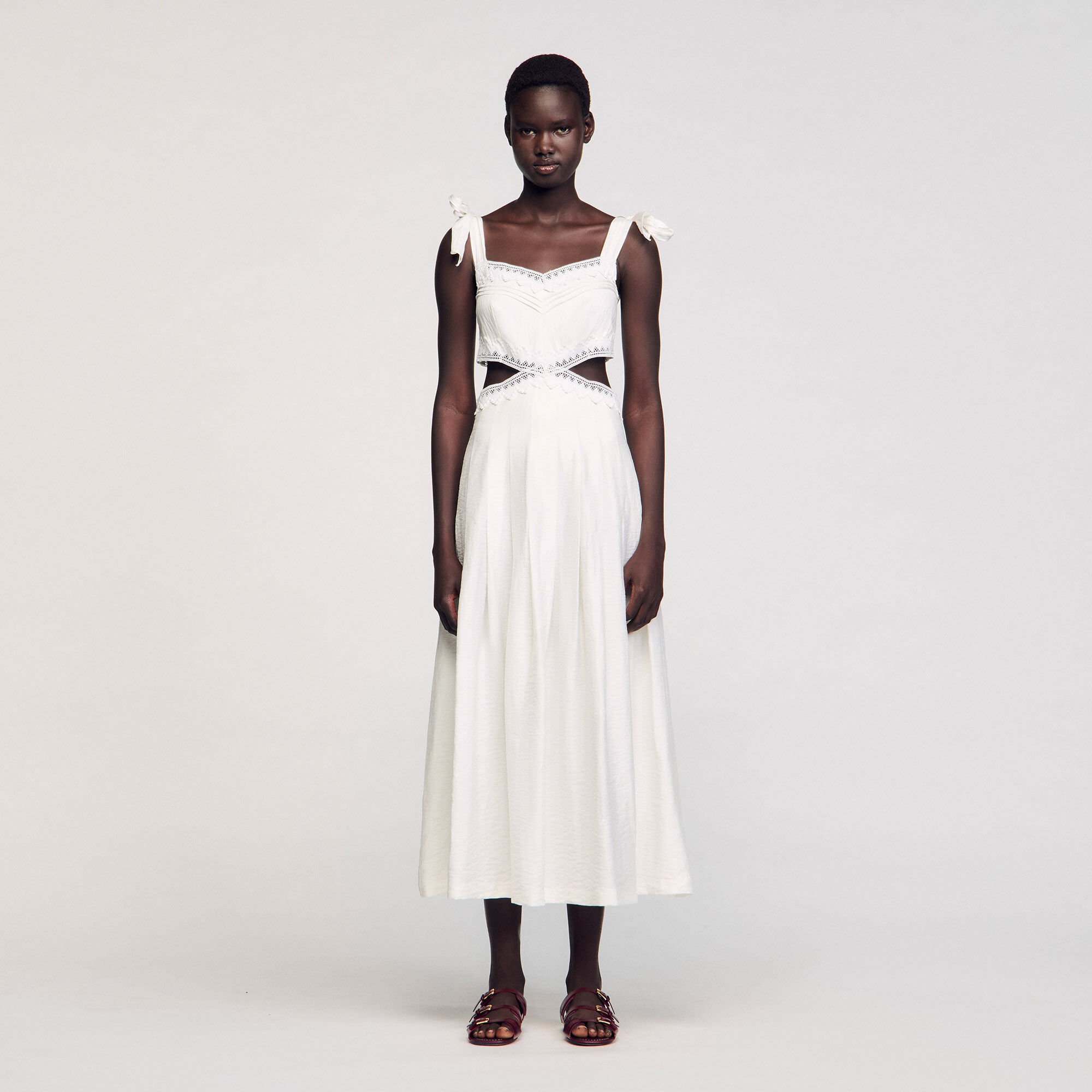 Langes Kleid mit Spitzenbesatz